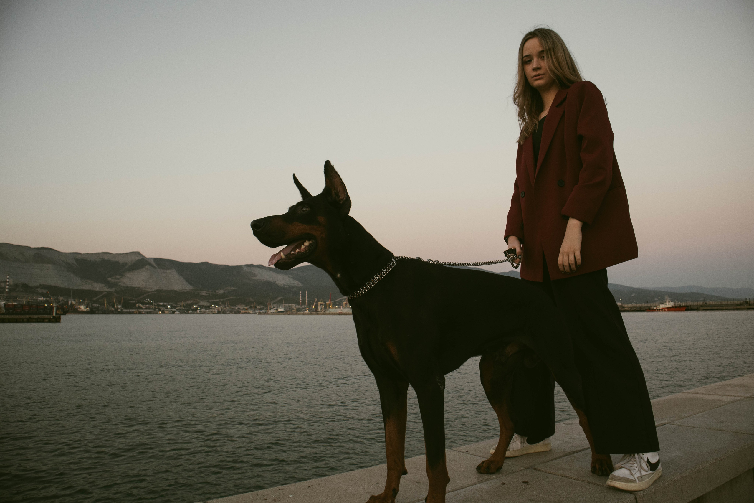 «Жизнь в ритме шага: пара с доберманом». Уличный фотограф Города N