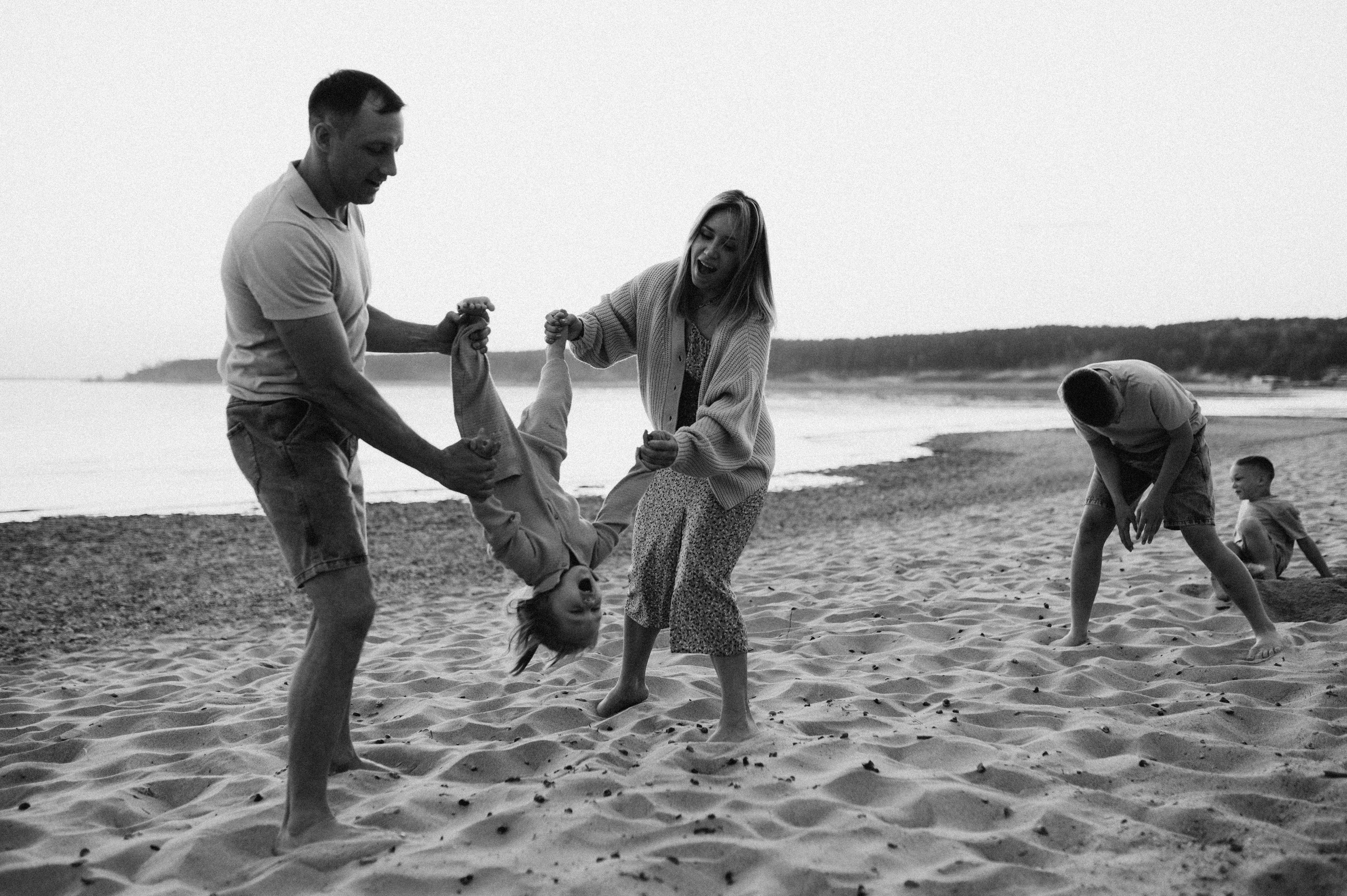 Василий, Анна, Макс, Захар, Тая и Кекс. Семейный фотограф в Новосибирске Женя Индрикова