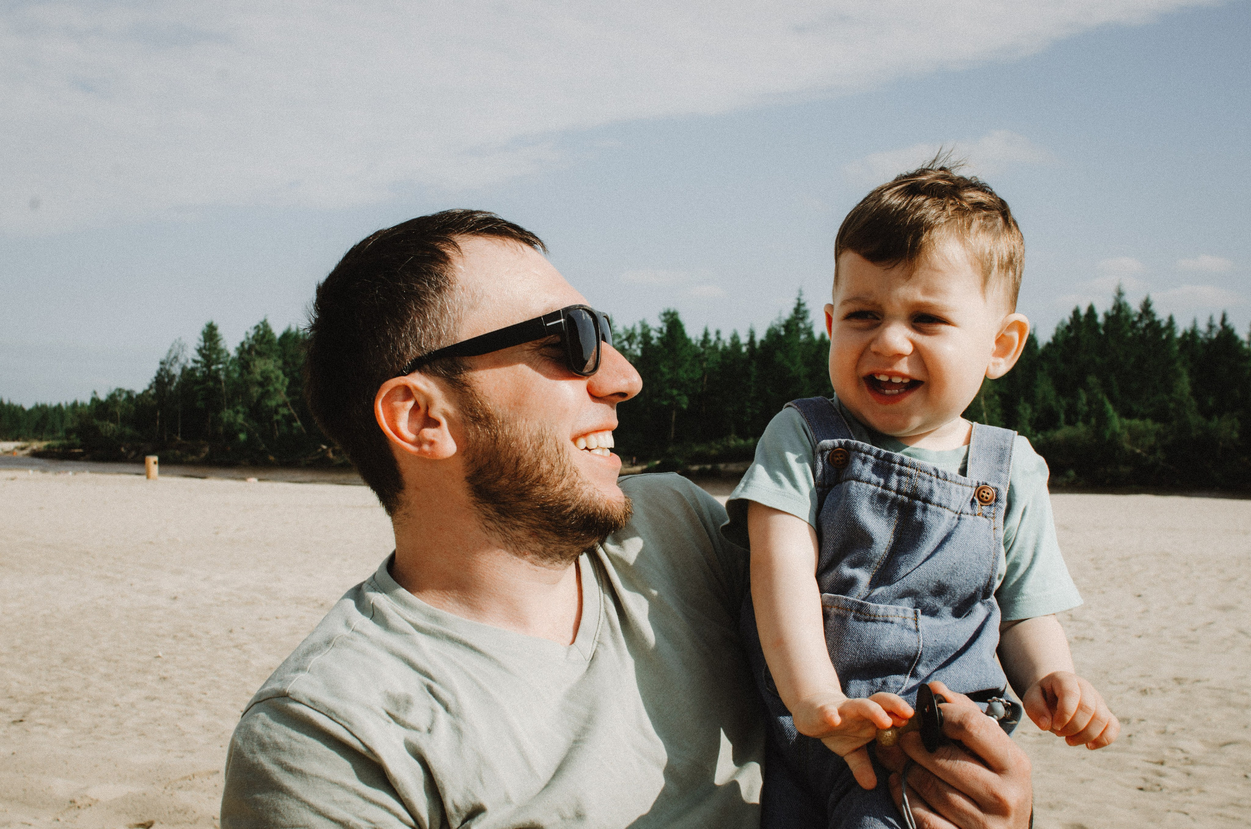 Адам с папой на пляже