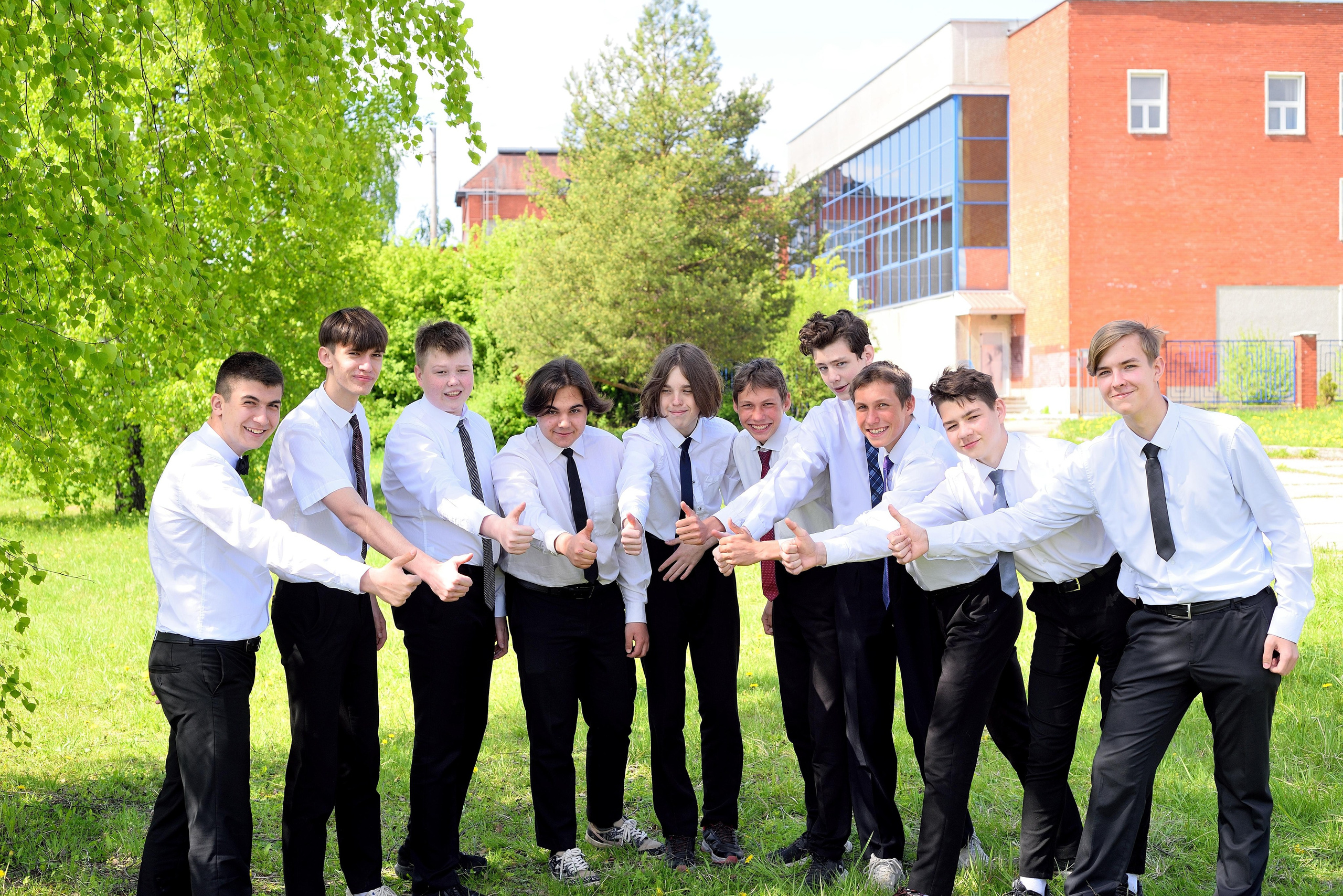 2023 Гимназия 9 «Б» класс Трюмо 21×30. Выпускные альбомы для школ и детских садов Александр и Динара