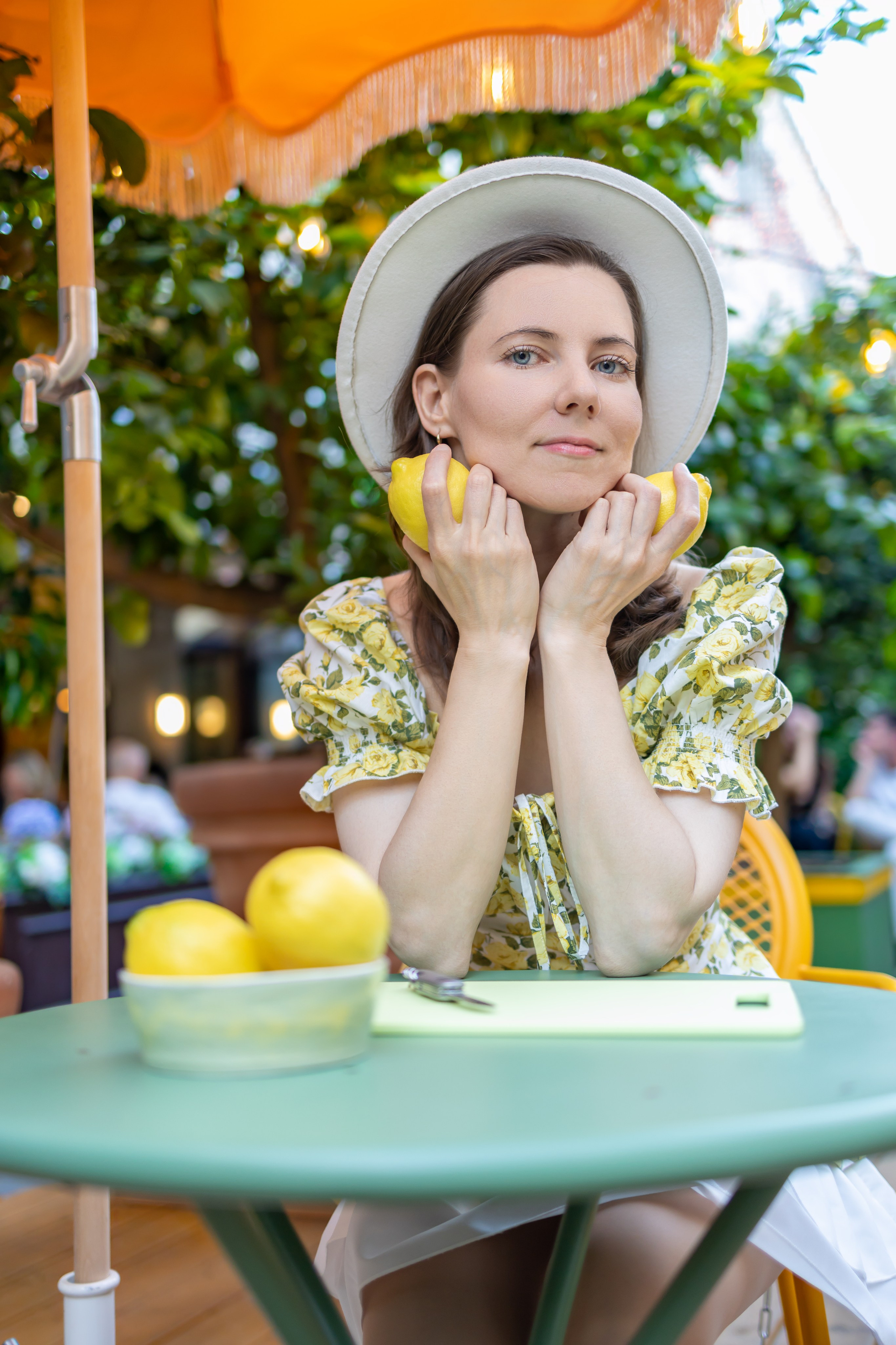 Цитрусовая история: фотосессия с лимонами в Камергерском переулке. Репортажный, семейный и студийный фотограф в Москве Демин Алексей