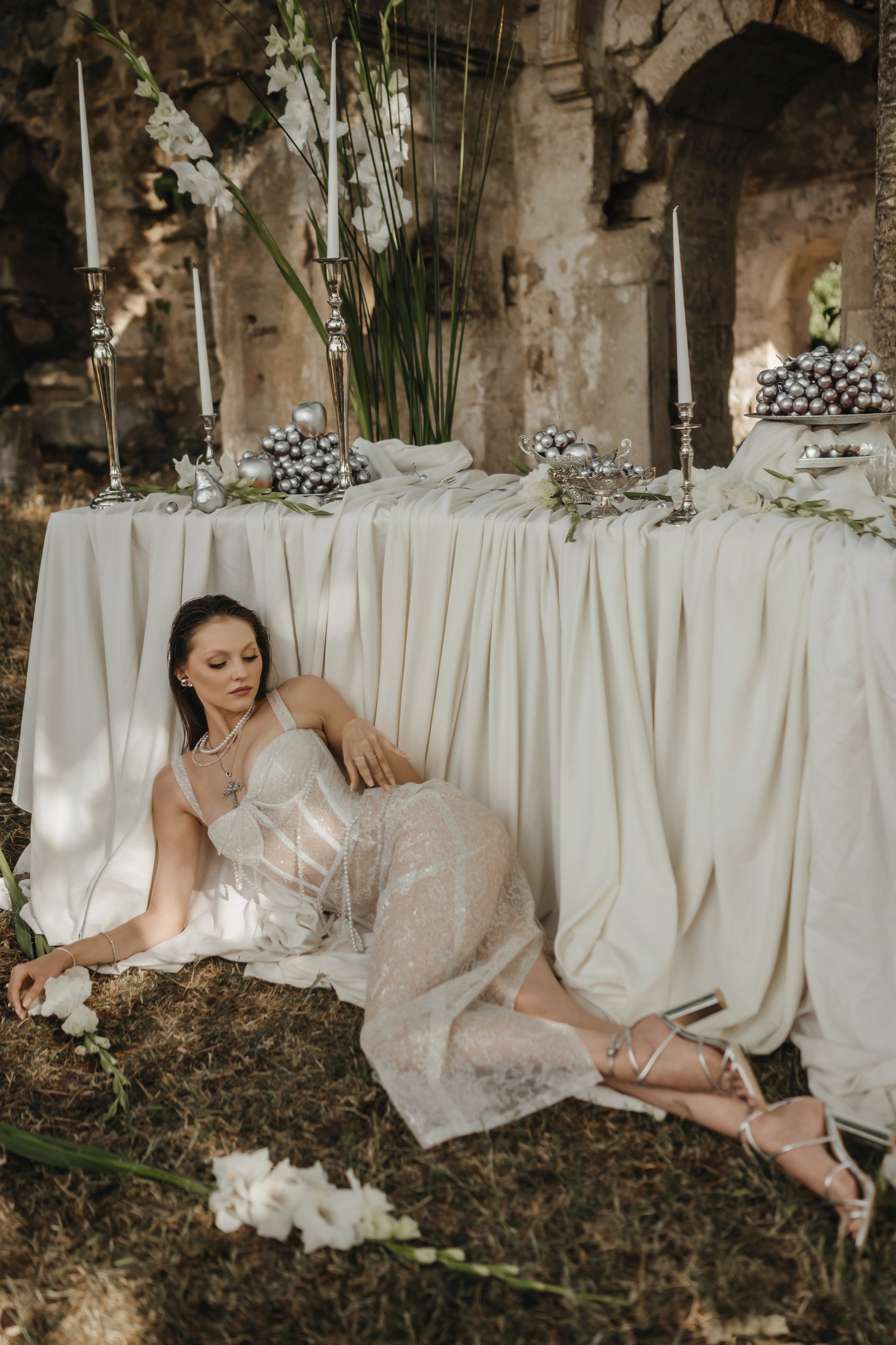 невеста возле стола 