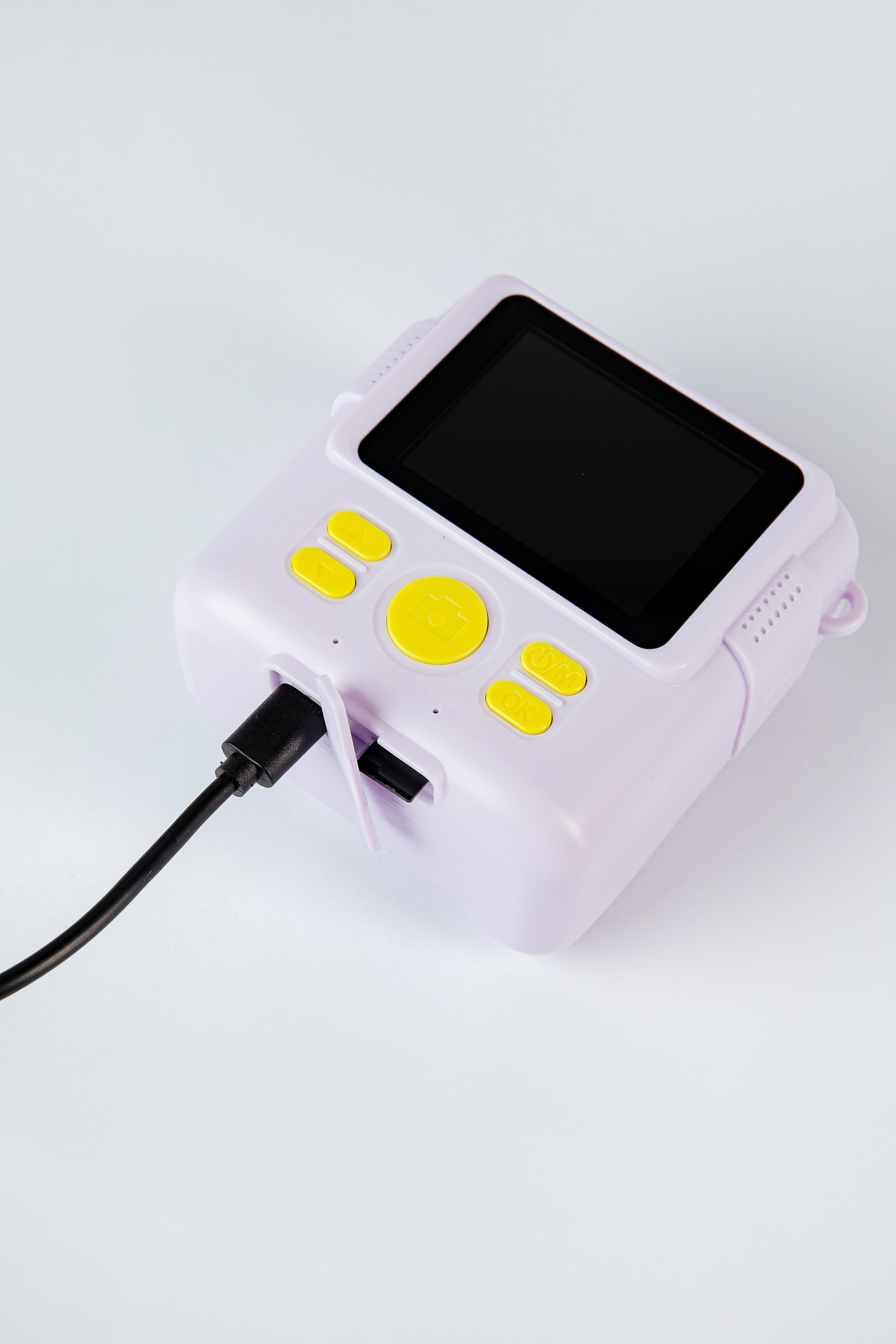 Розовая камера моментальной печати на зарядке