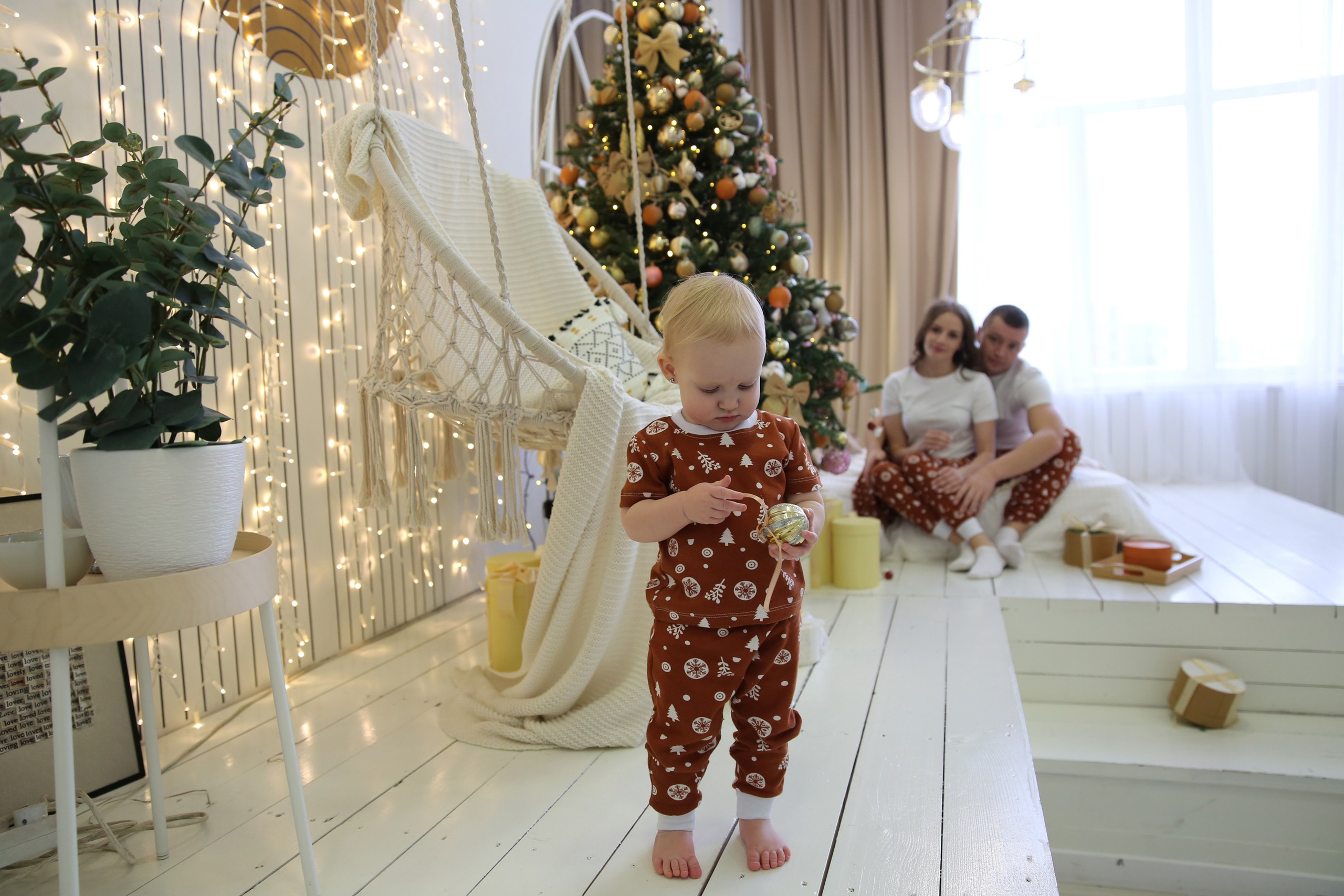 Новогодняя семейная фотосессия в студии с елкой. Свадебный и портретный фотограф в Санкт-Петербурге Надежда Чечулина