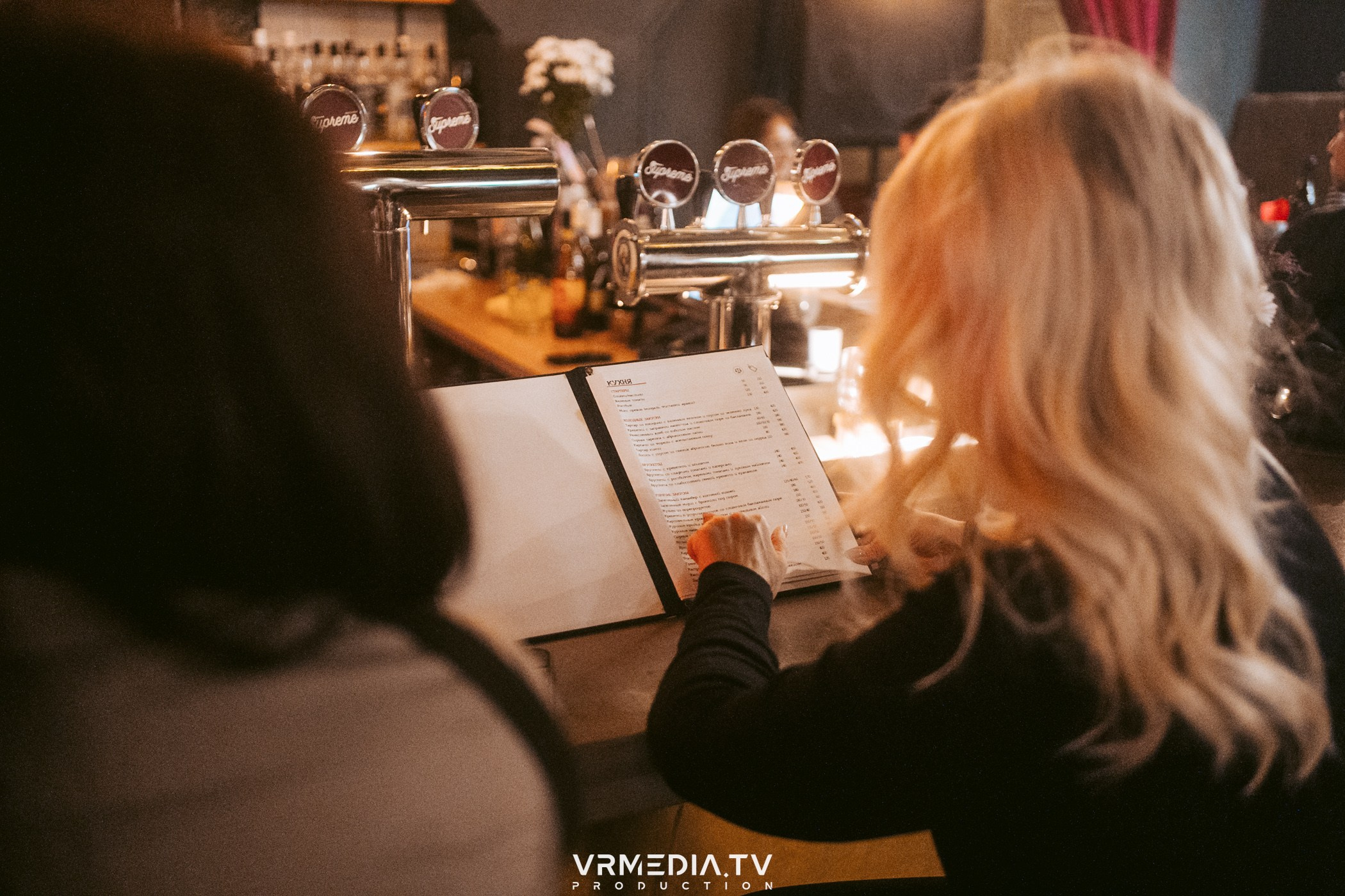 Вино и Стихи в баре «Supreme»