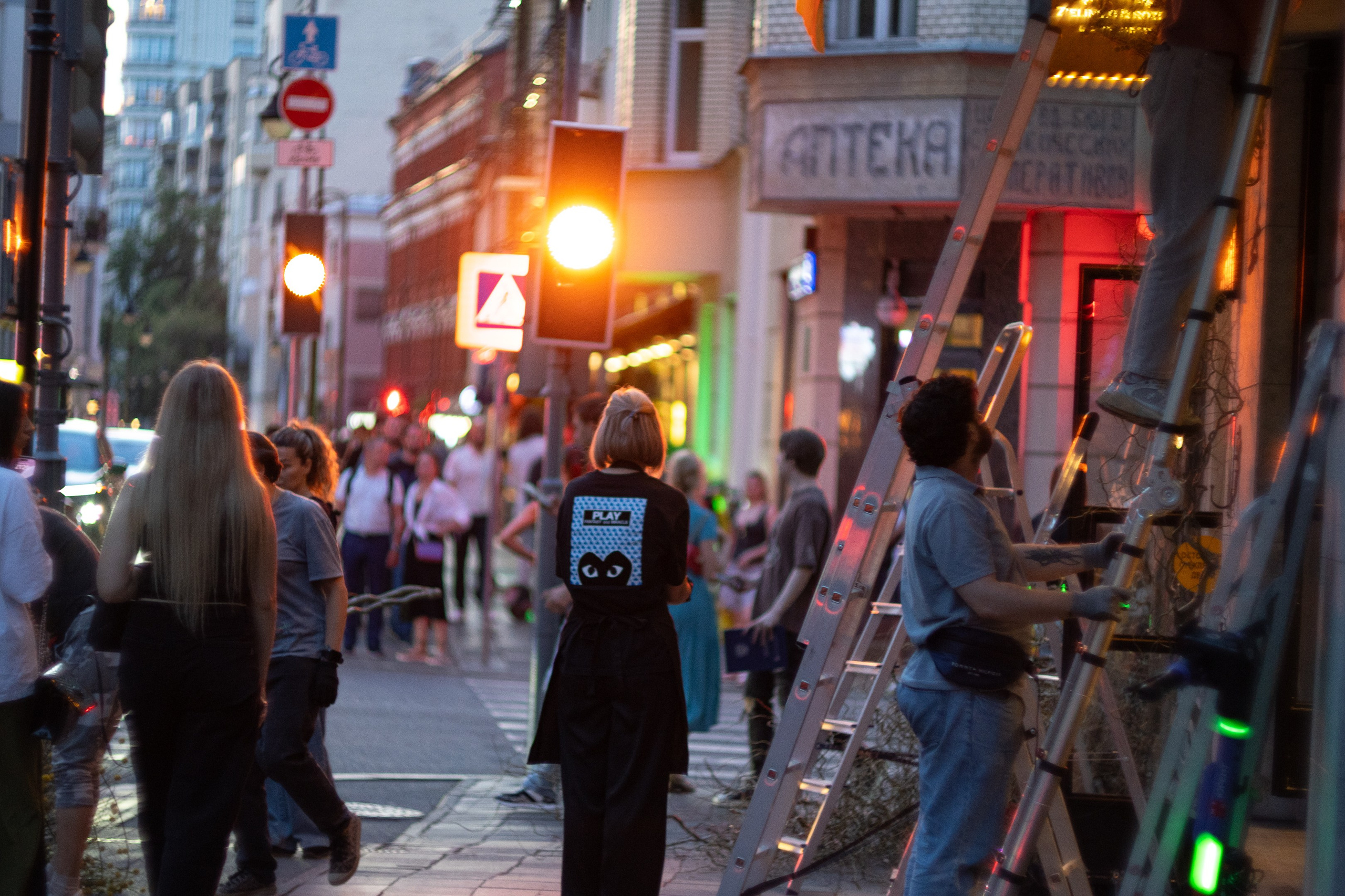 УЛИЦЫ. ПОБУДЬ ЗДЕСЬ И ЦЕЛЕЕ БУДЕТ ЭТОТ МИР