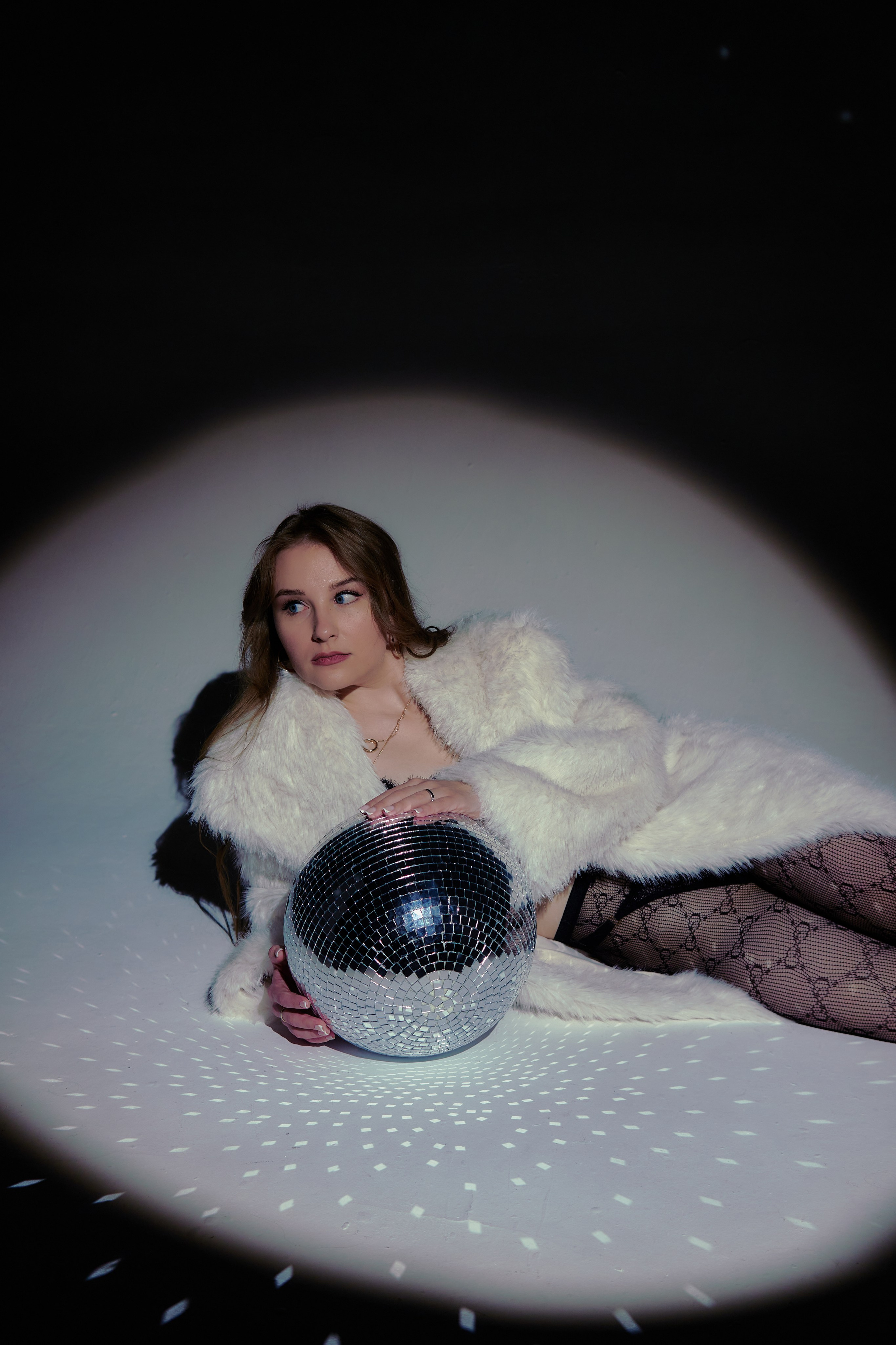 Стильная фотосессия в студии в шубе и белье. Фотограф Наталья Воронина Москва