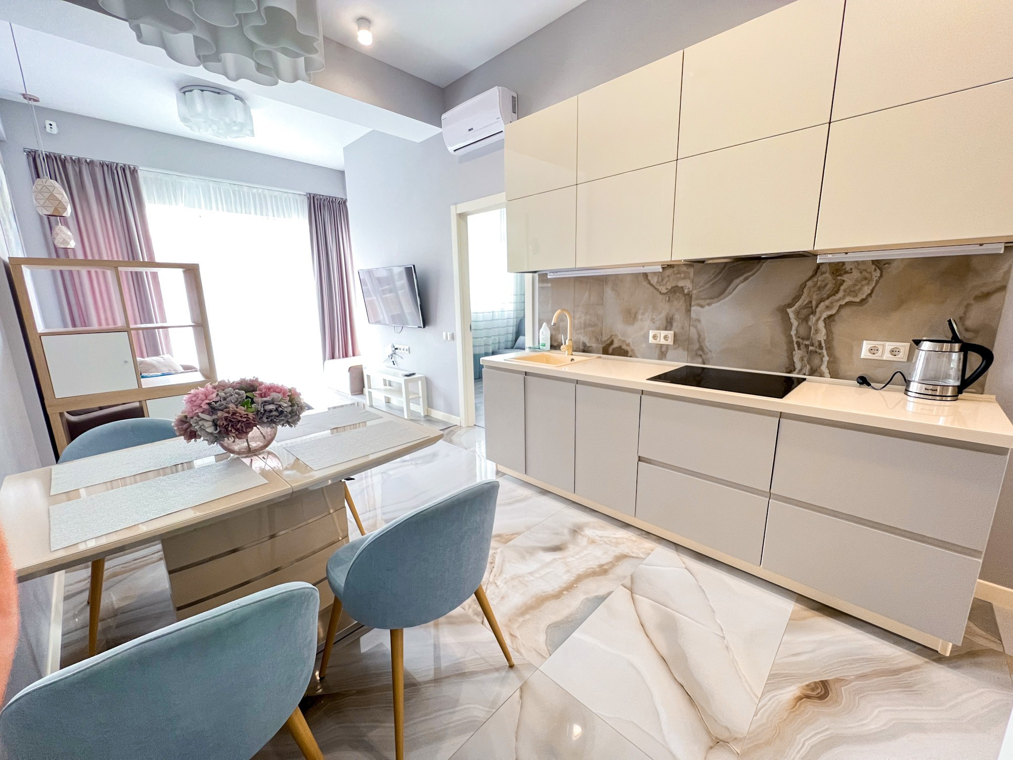 Просторная 2-комнатная квартира с дизайнерским ремонтом и видом на море!. Квартиры посуточно, длительно в Сочи, LARA APART GROUP