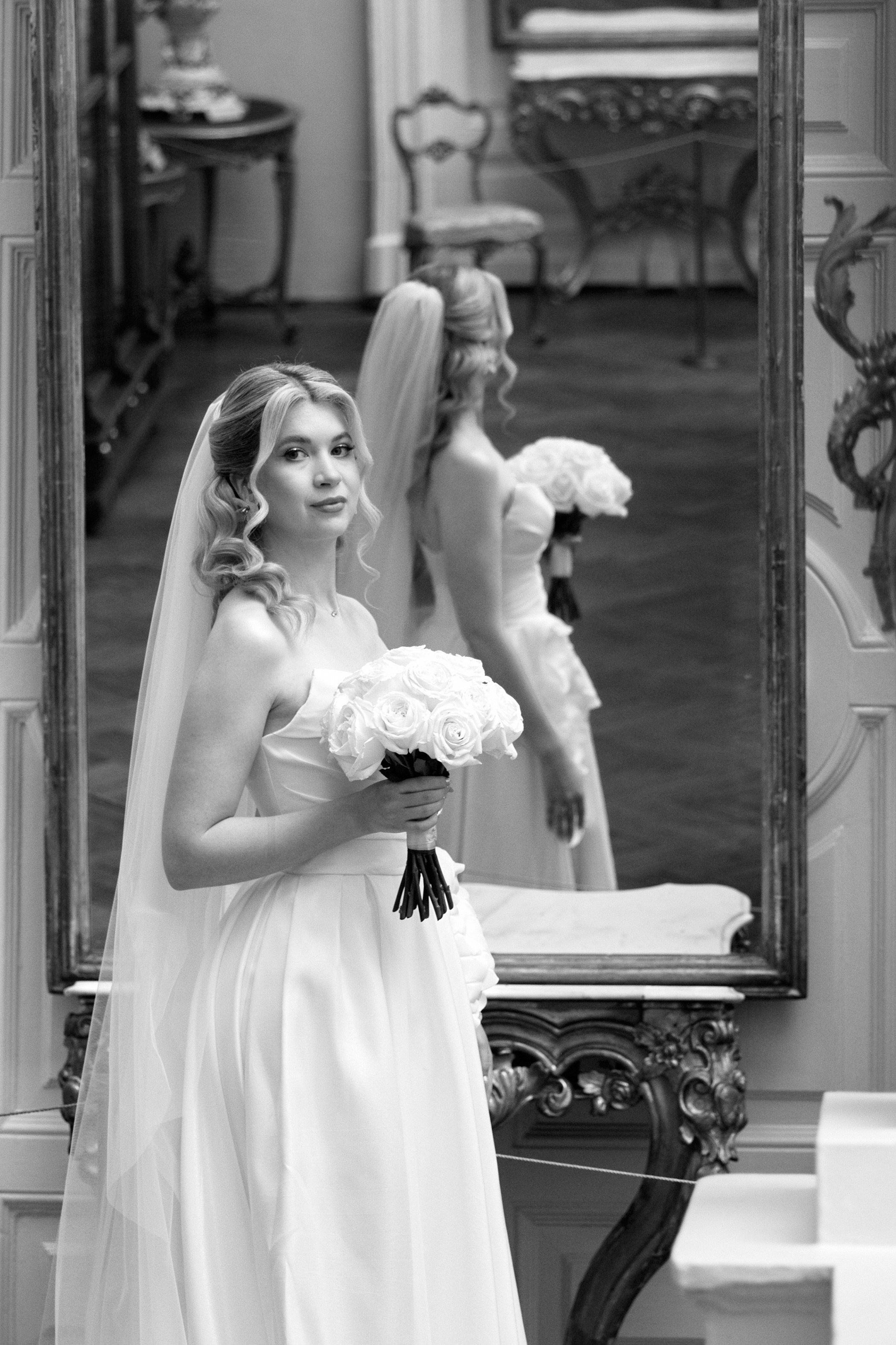 Портрет невесты с букетом в Краеведческом музее Ульяновска. Фотограф Орешина Елена