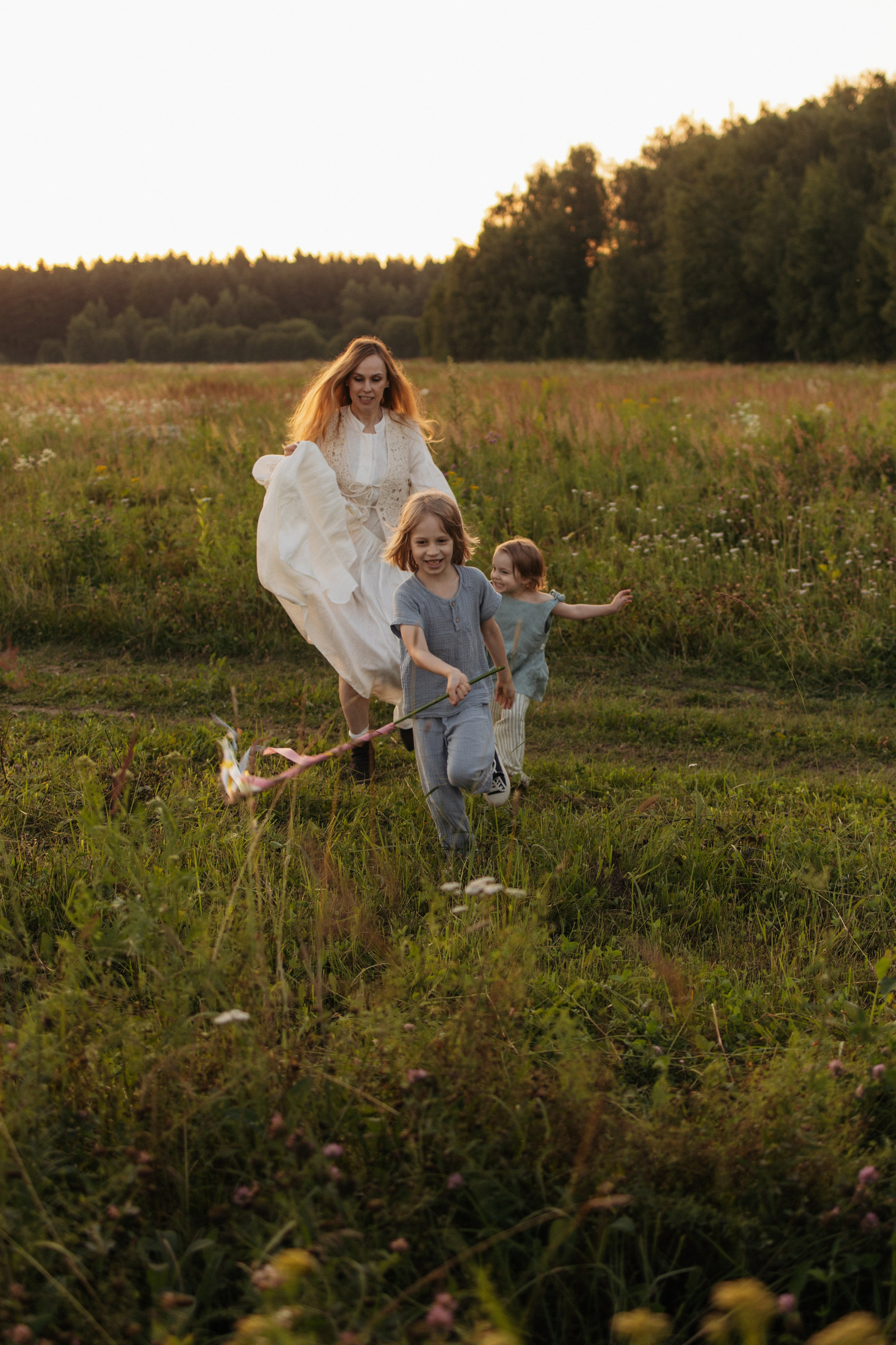 Семейная фотосессия в поле. Семейный фотограф в Москве Марина Петра