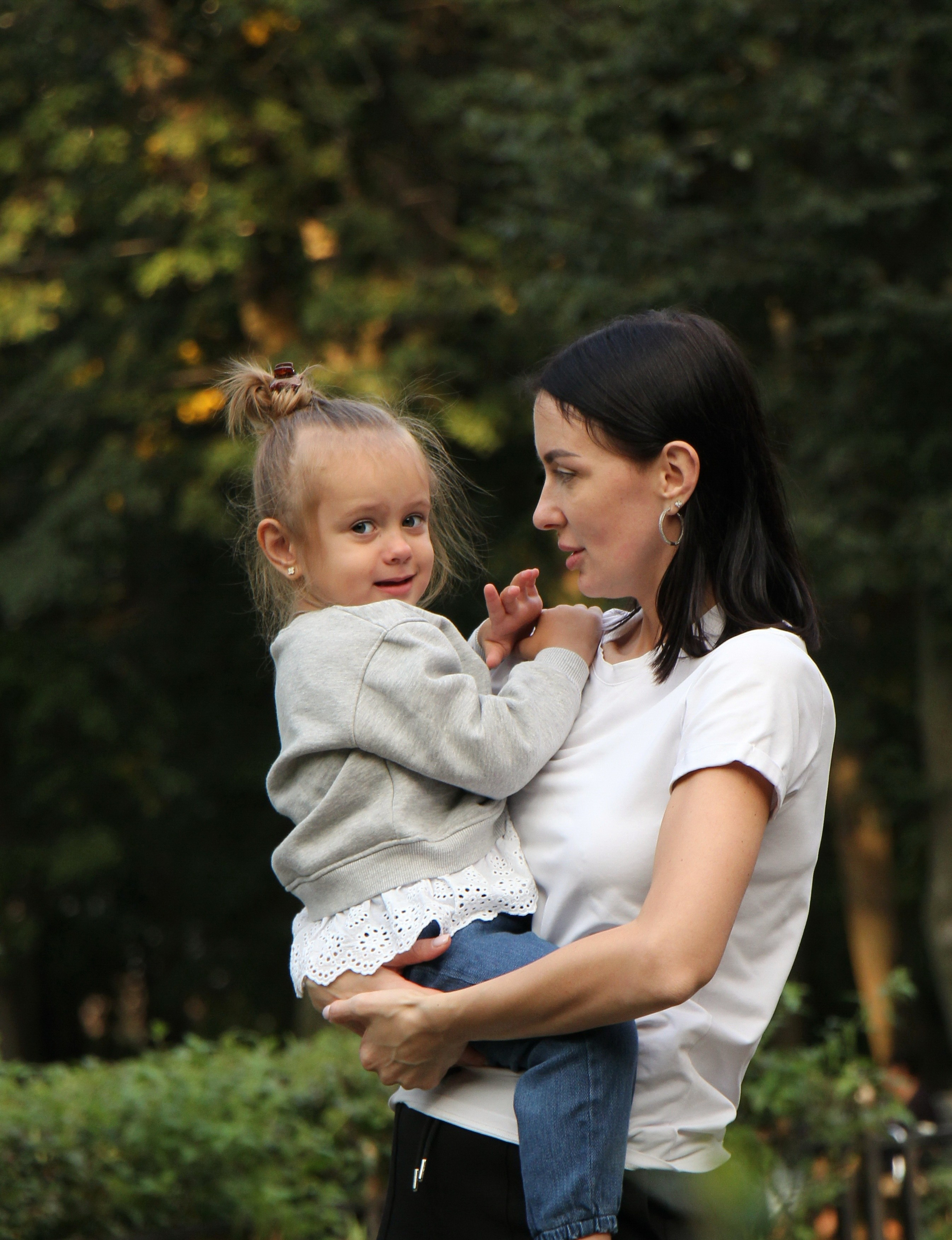 Аня с мамой на прогулке. Портретный фотограф Москва