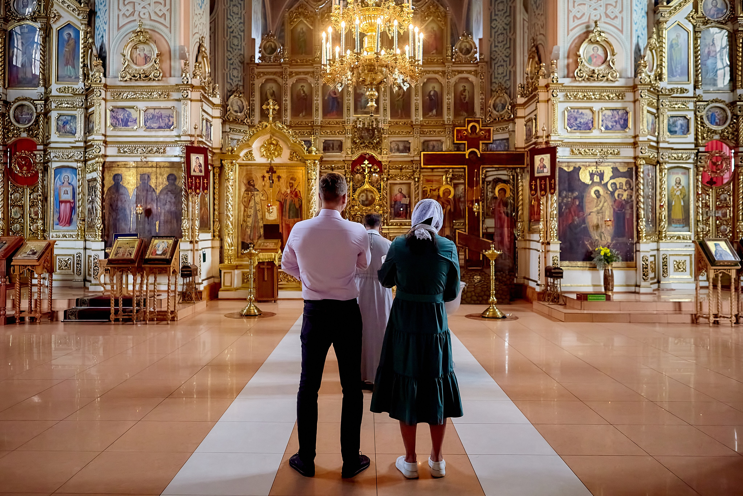 Таинство Крещения общий вид, Крестные родители на крещении,