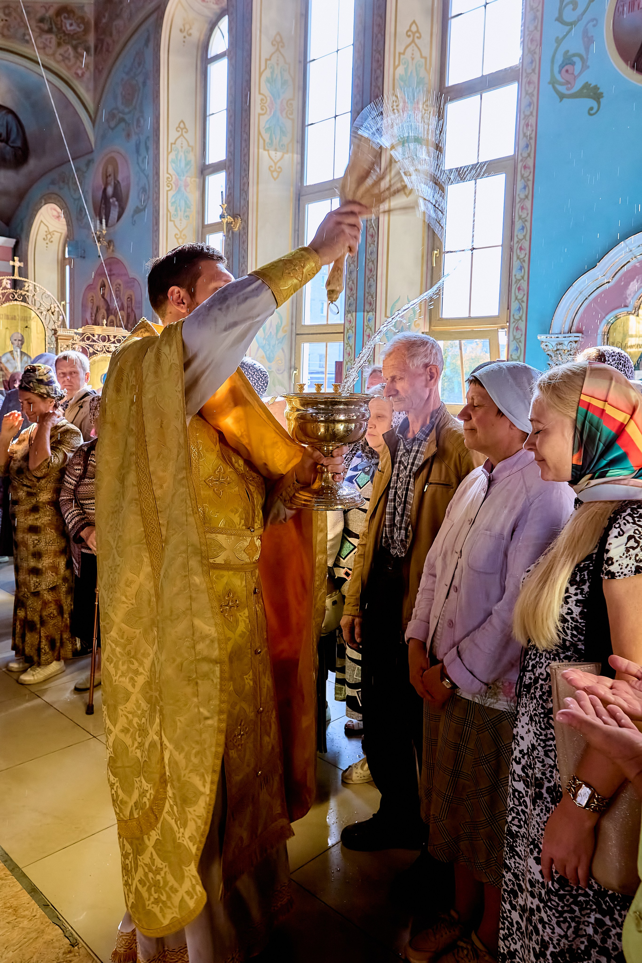 Фотографии в храме в воскресение на богослужении