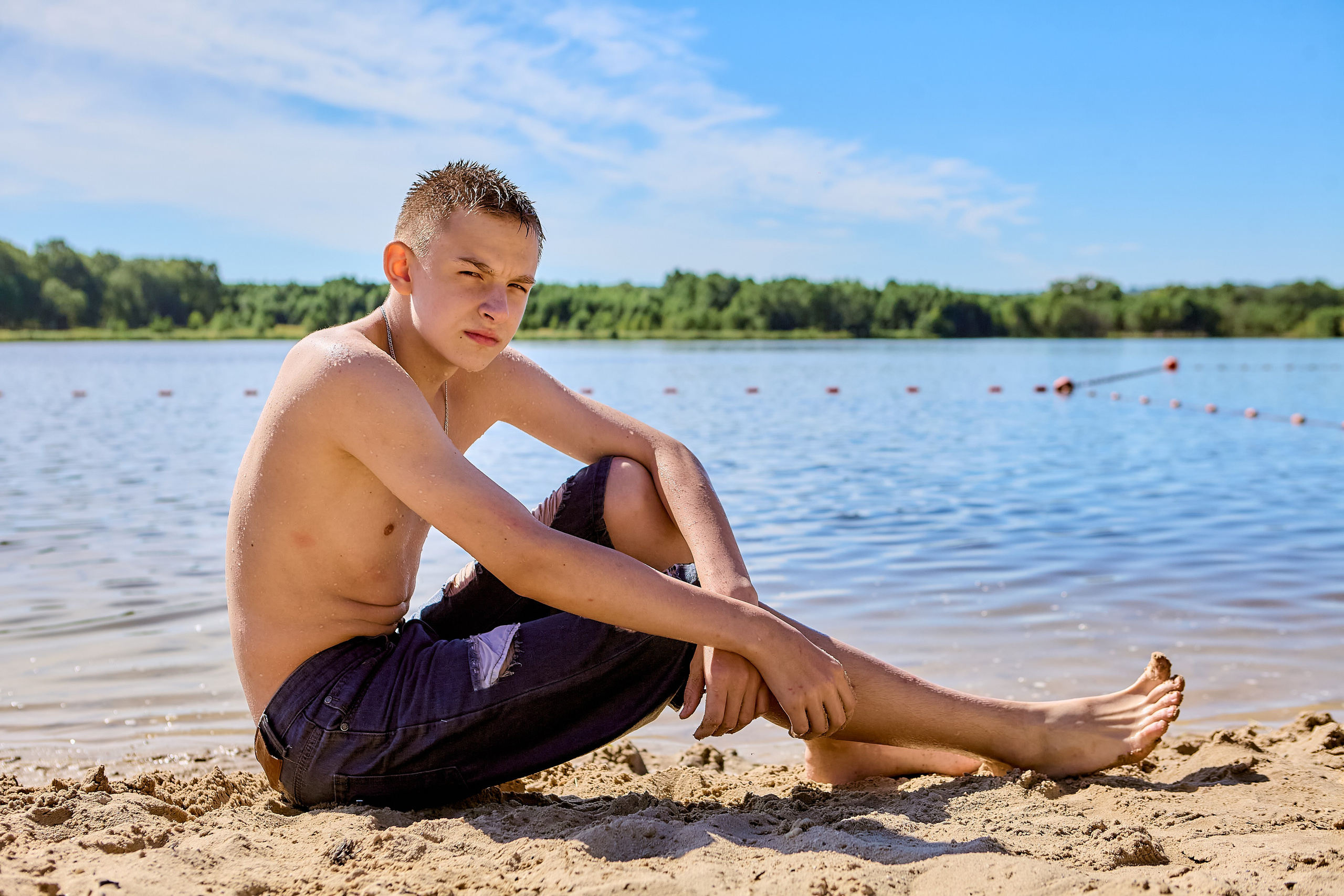 Семейная прогулка летом на озере