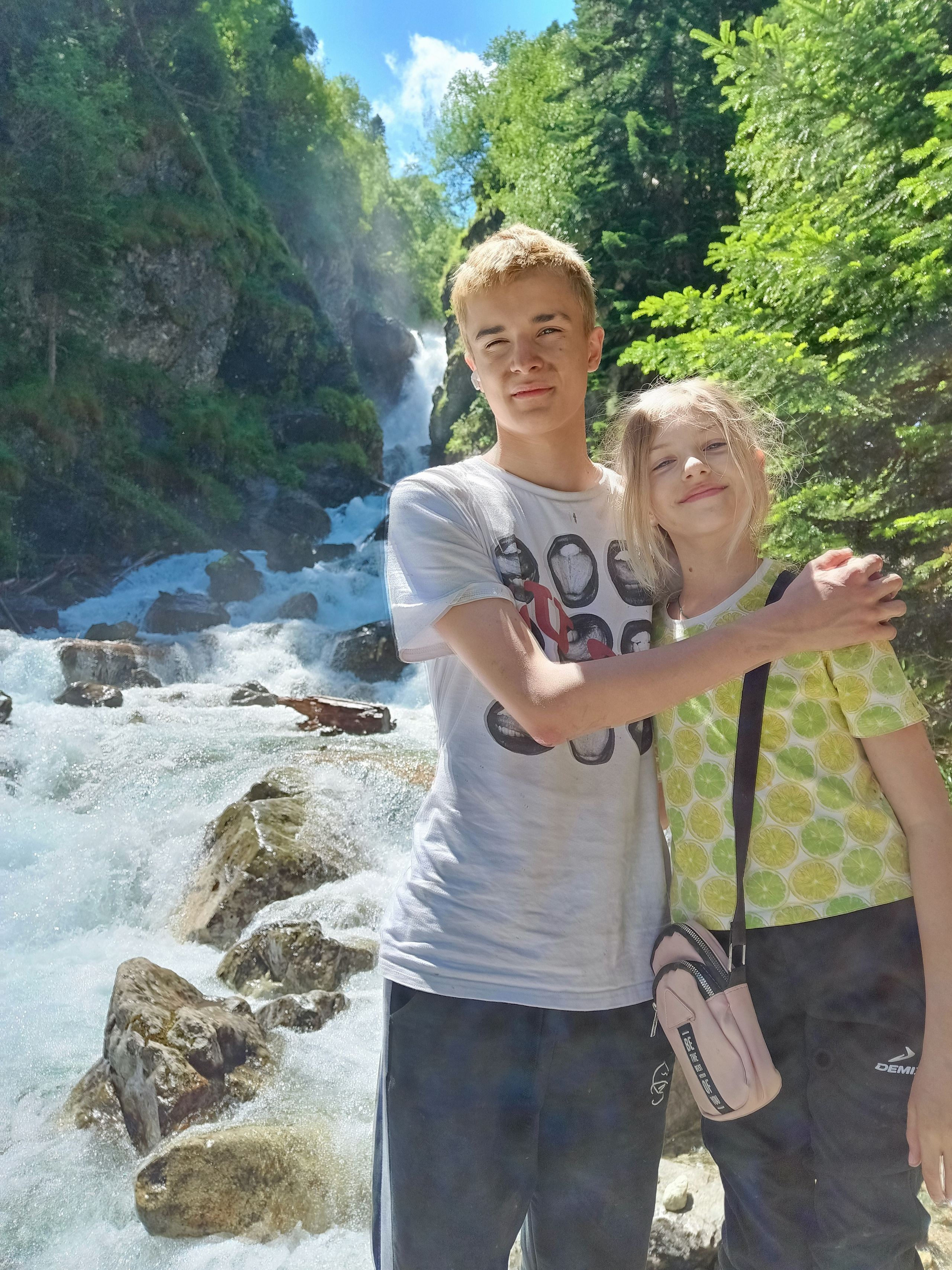 Эльбрус 2023 Маша Саша Дима. Заставка