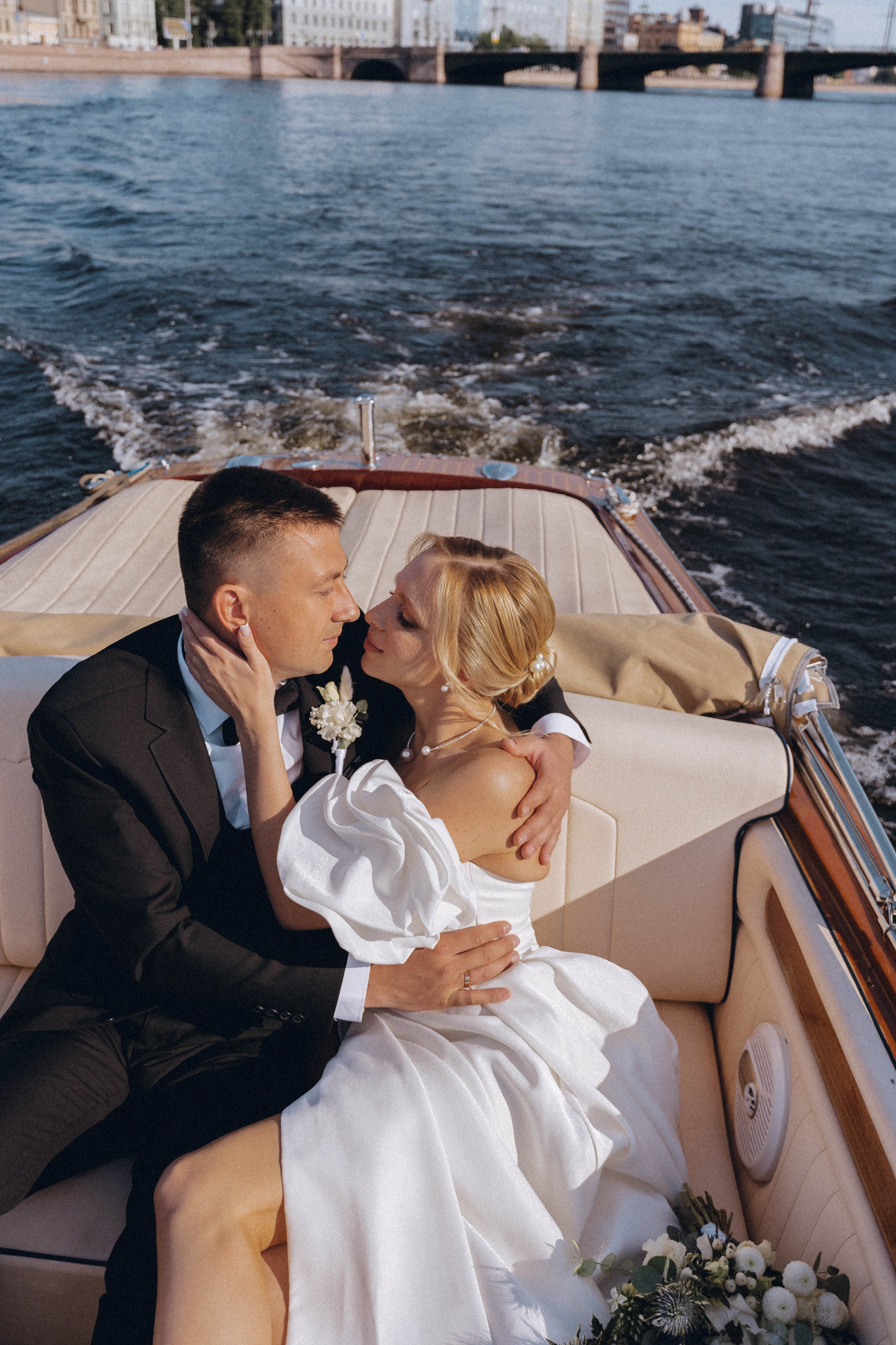 СВАДЕНБНАЯ СЬЕМКА НА КАТЕРЕ ПО КАНАЛАМ САНКТ-ПЕТЕРБУРГА И В АКВАТОРИИ НЕВЫ. Профессиональный фотограф, Санкт-Петербург — Виктория Богомолова
