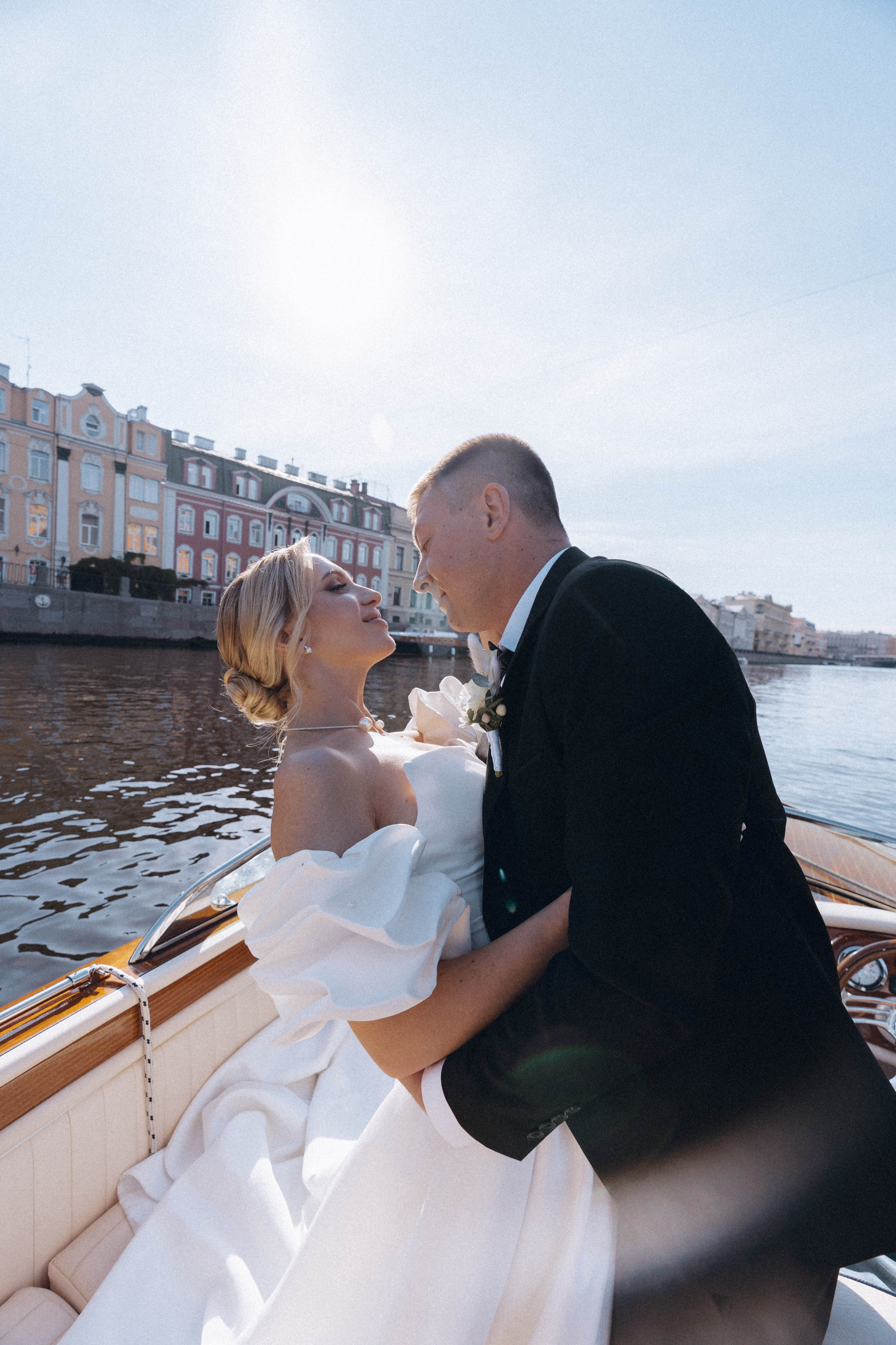 СВАДЕНБНАЯ СЬЕМКА НА КАТЕРЕ ПО КАНАЛАМ САНКТ-ПЕТЕРБУРГА И В АКВАТОРИИ НЕВЫ. Профессиональный фотограф, Санкт-Петербург — Виктория Богомолова