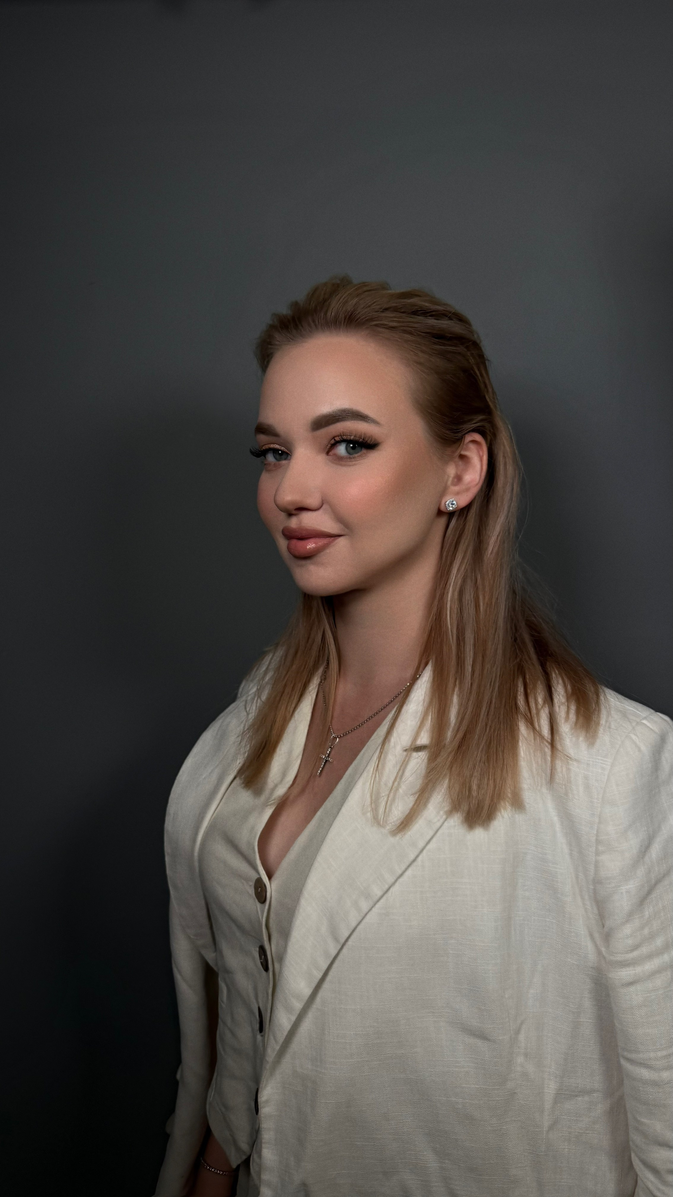 Образы. Студия визажистов, стилистов по прическам, бровистов и мастеров по ресницам