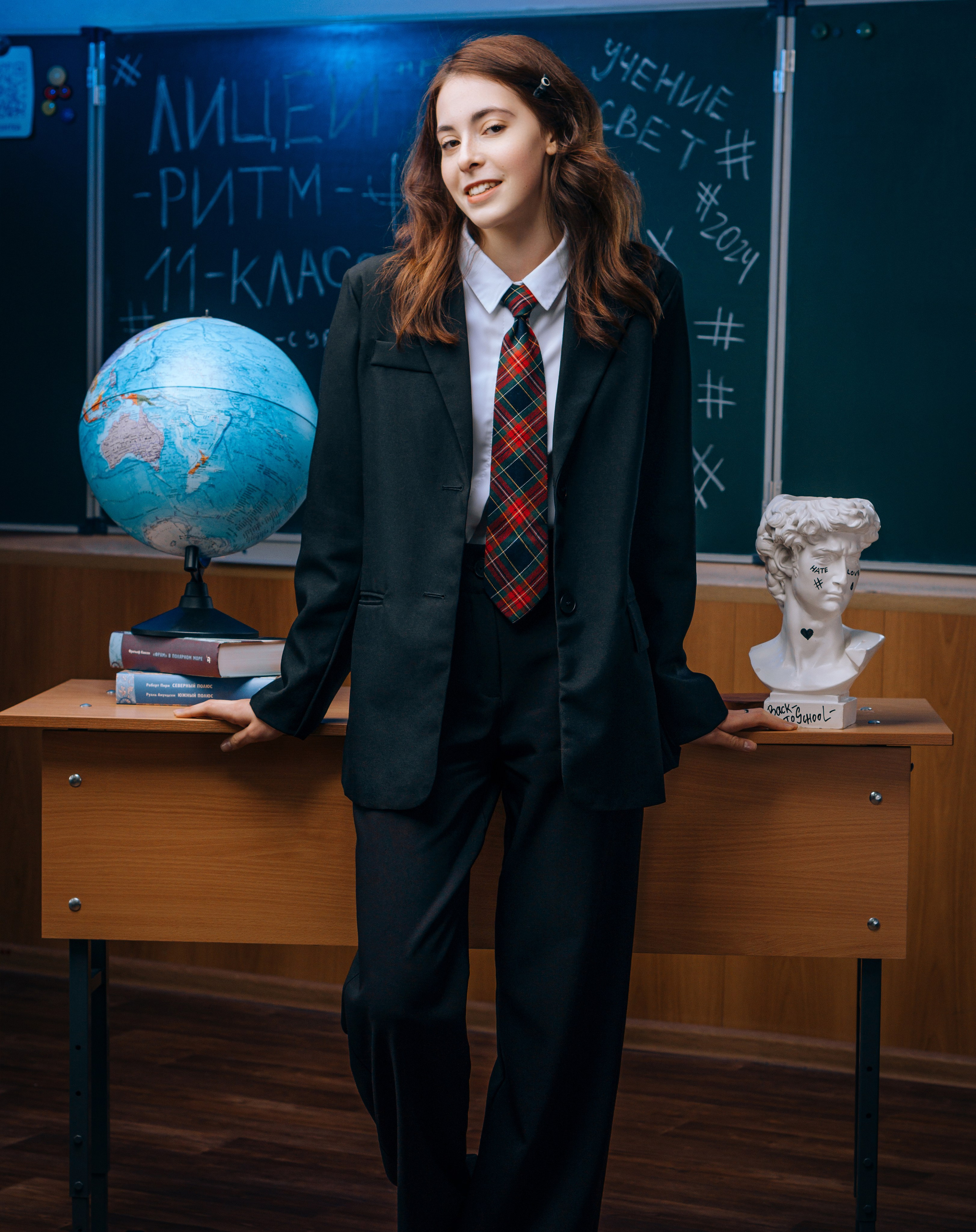 Рушим шаблоны о школьной фотографии!Мелбук. - это современный подход к созданию ярких и современных выпускных альбомов в Хабаровске и Хабаровском крае!Работаем по всему Дальнему Востоку!Наша творческая студия проводит красивые, смешные и классные фотосессии, которые подойдут для мальчиков и девочек,которые учаться в 4, 9, 11 классах.Наши макеты содержат цитаты, фото, фразы, прикольные росписи, которые мы размещаем в дипломе выпускника.Заказать выпускную книгу в городе Хабаровск, настолько же важно, как выпускная песня и выпускная лента на торжественный праздник.Дизайнер наших книг живет в СПБ, а ваши альбомы печатаются в Москве.Посмотрите наши работы на сайте, которые изготовил наш фотограф на Дальнем Востоке в 2024 - 2025 году.На нашем сайте размещены шаблоны, информация, цена и трудовой договор.