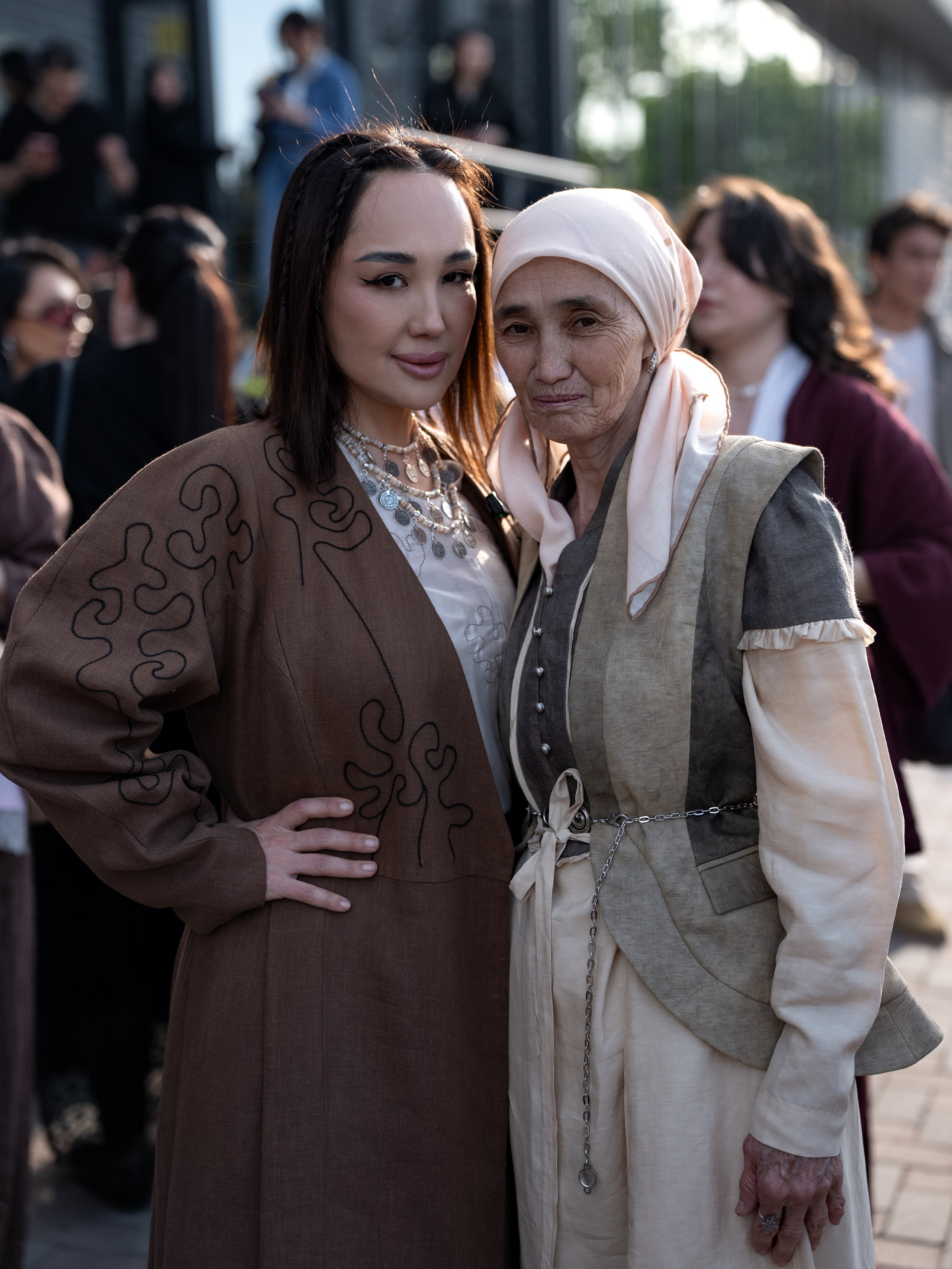 Visa Fashion Week Almaty Pre-Fall 2026 April StreetStyle Day 1. Сайт Алматинского НЮ АРТ, будуар и фэшн фотографа Дениса Карпенко