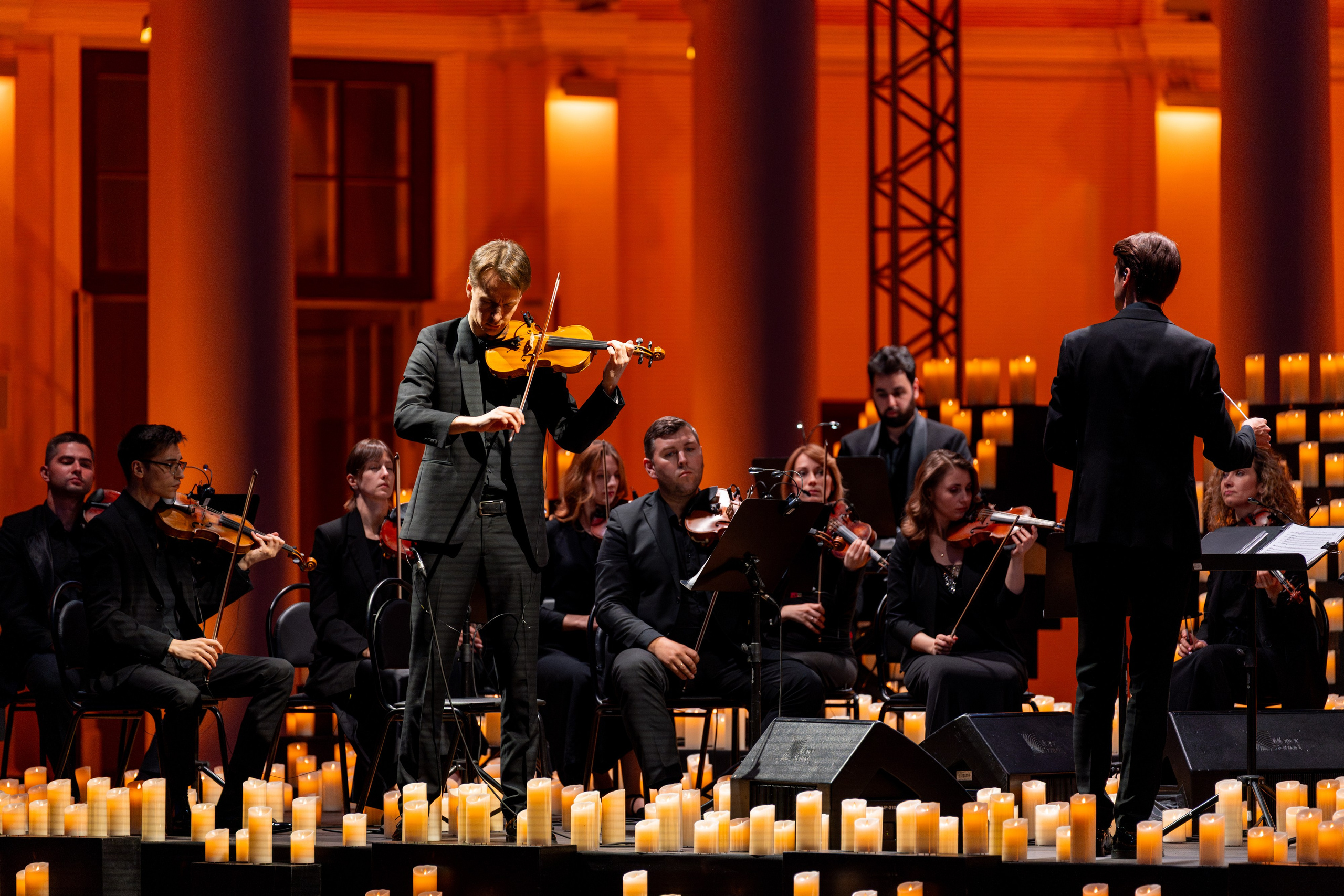 Симфонический оркестр Lumisfera при свечах. Фотограф Никита Комаров