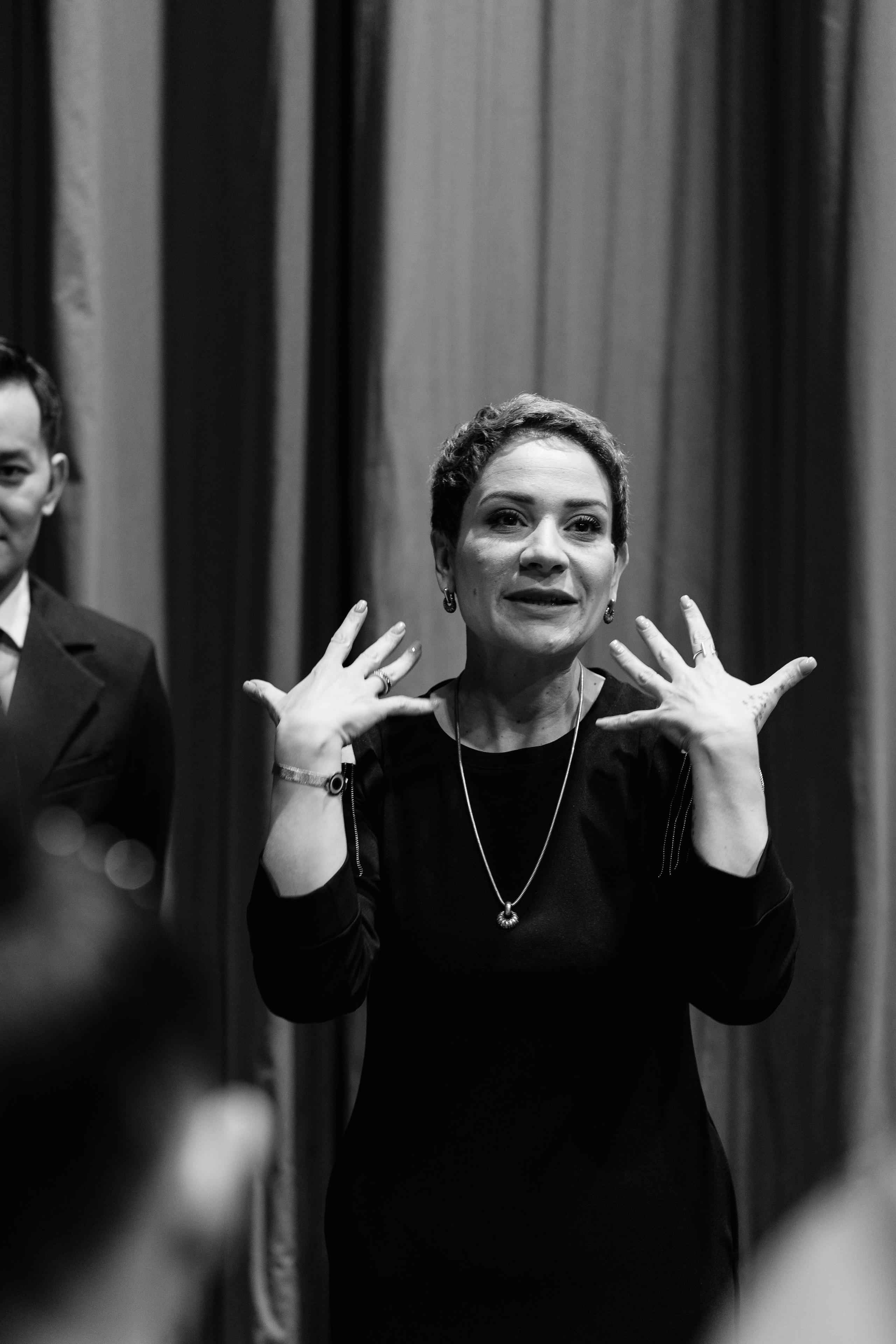 СКВОЗЬ ТИШИНУ — выступление неслыщащих актеров театра«Sensetive»