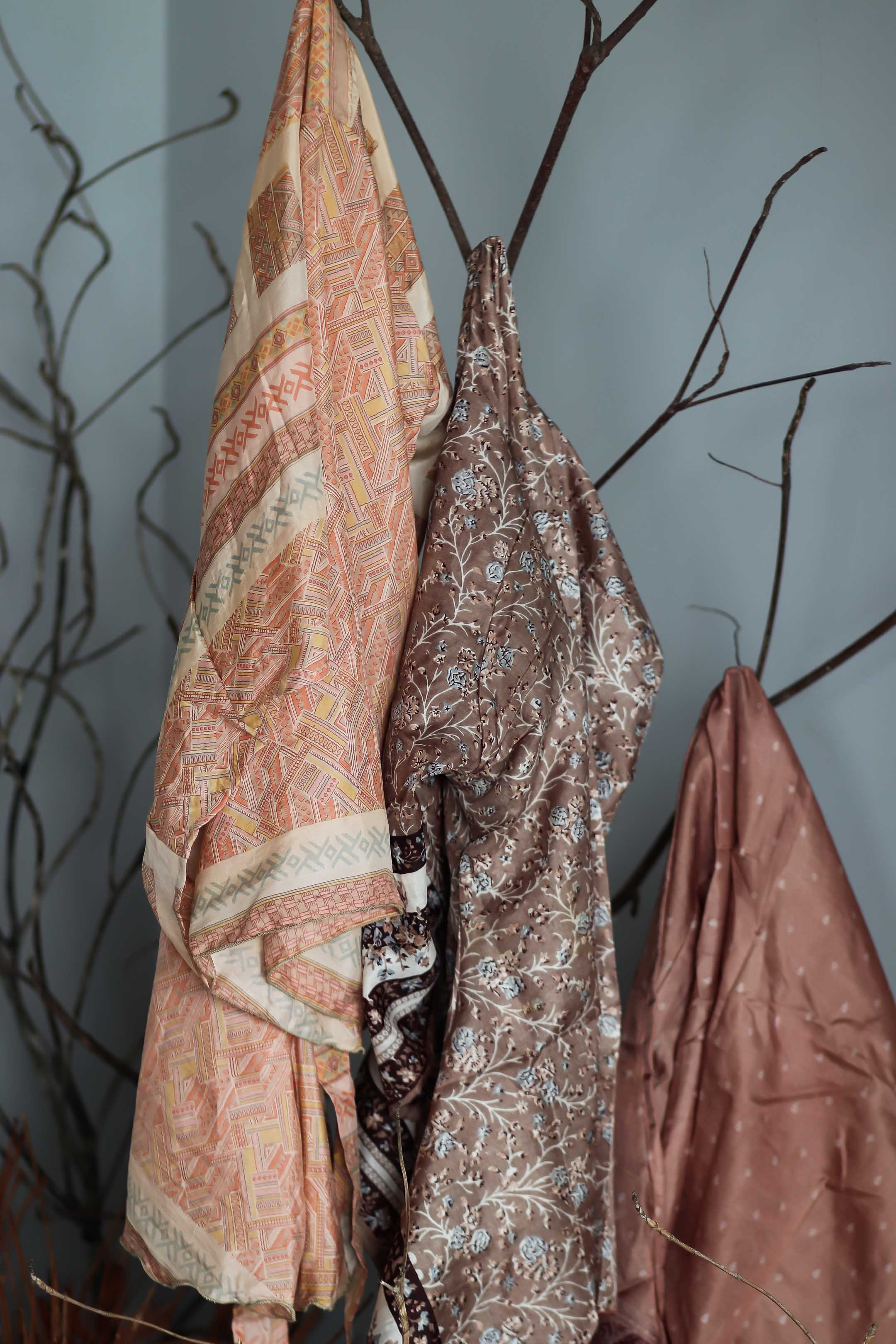 Коллекция купальников бикини. Фотограф на Шри-Ланке