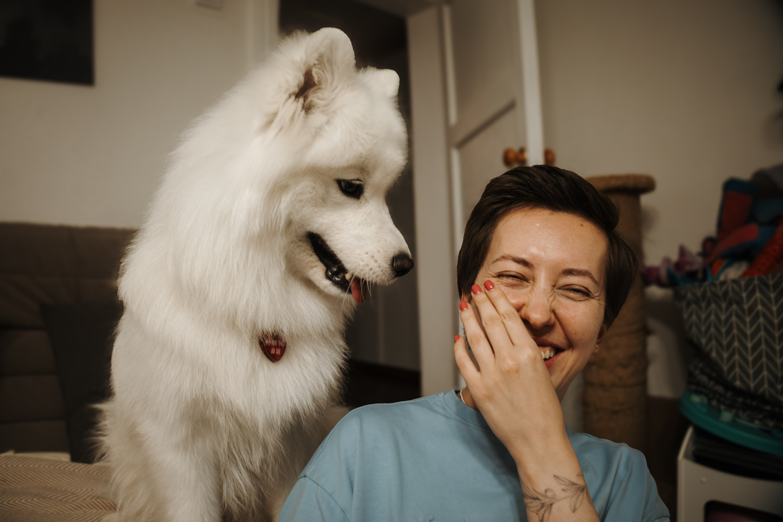 Домашняя фотосессия девушки с собакой и пара фото в дождливый день. Фотограф-анималист в Москве Екатерина Тихонова