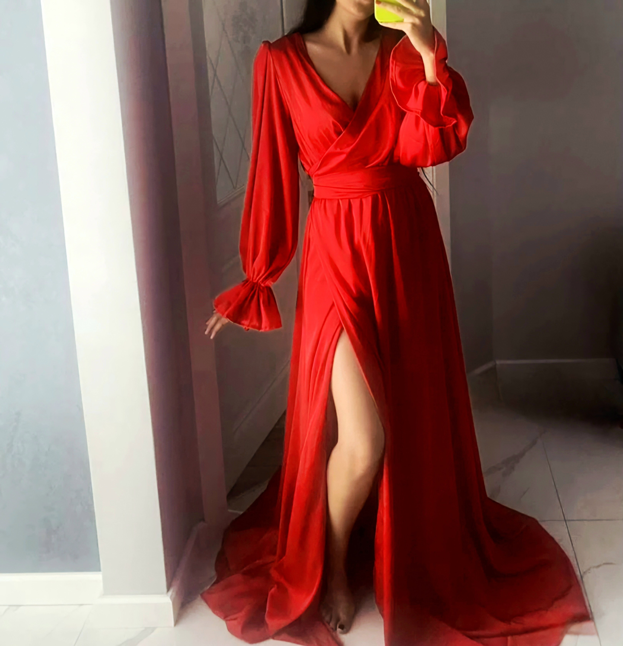 Фотосессия на Байкале в красном летящем платье со шлейфом