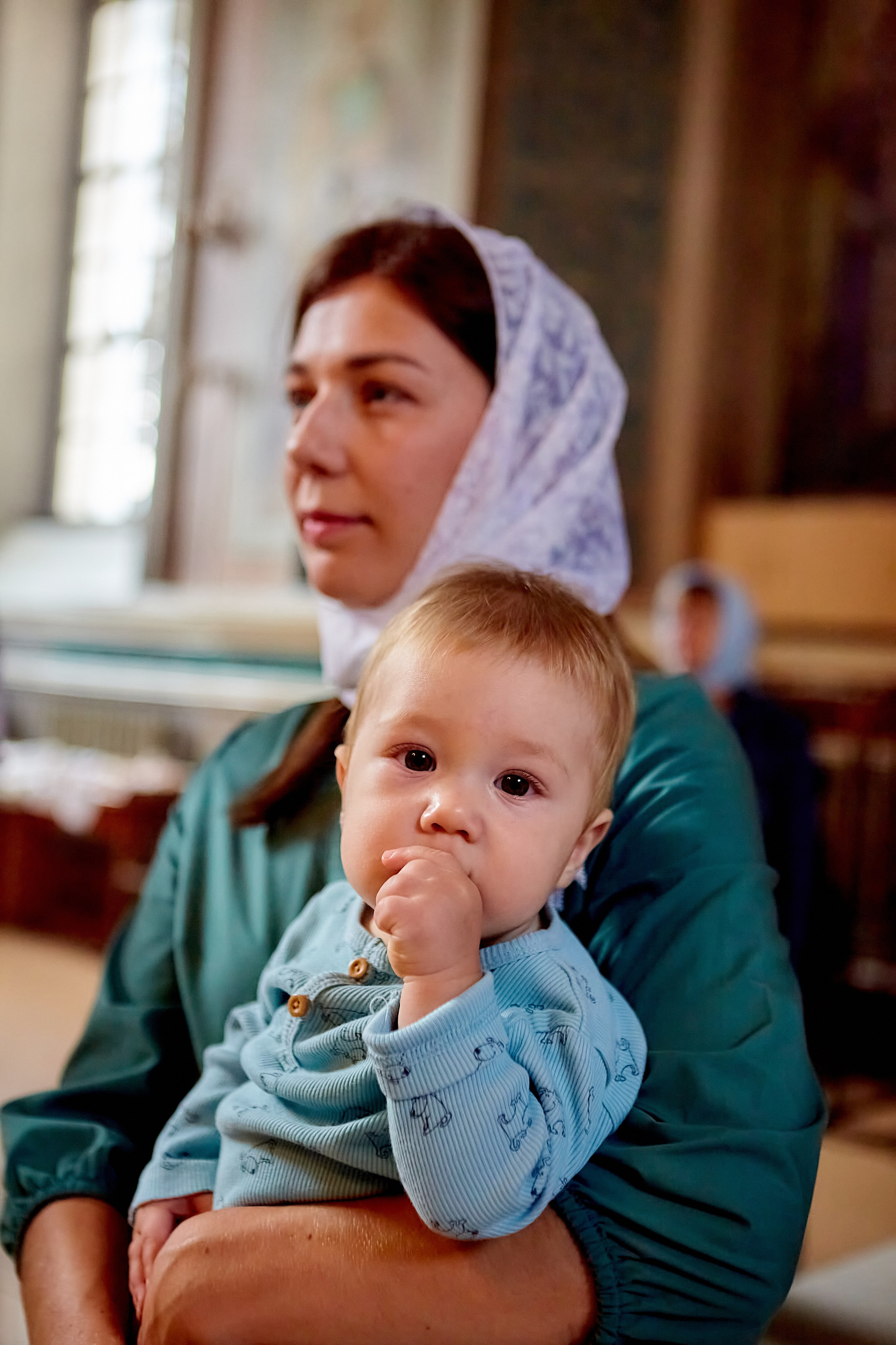 Перед Крещением. Мама с малышом на руках.