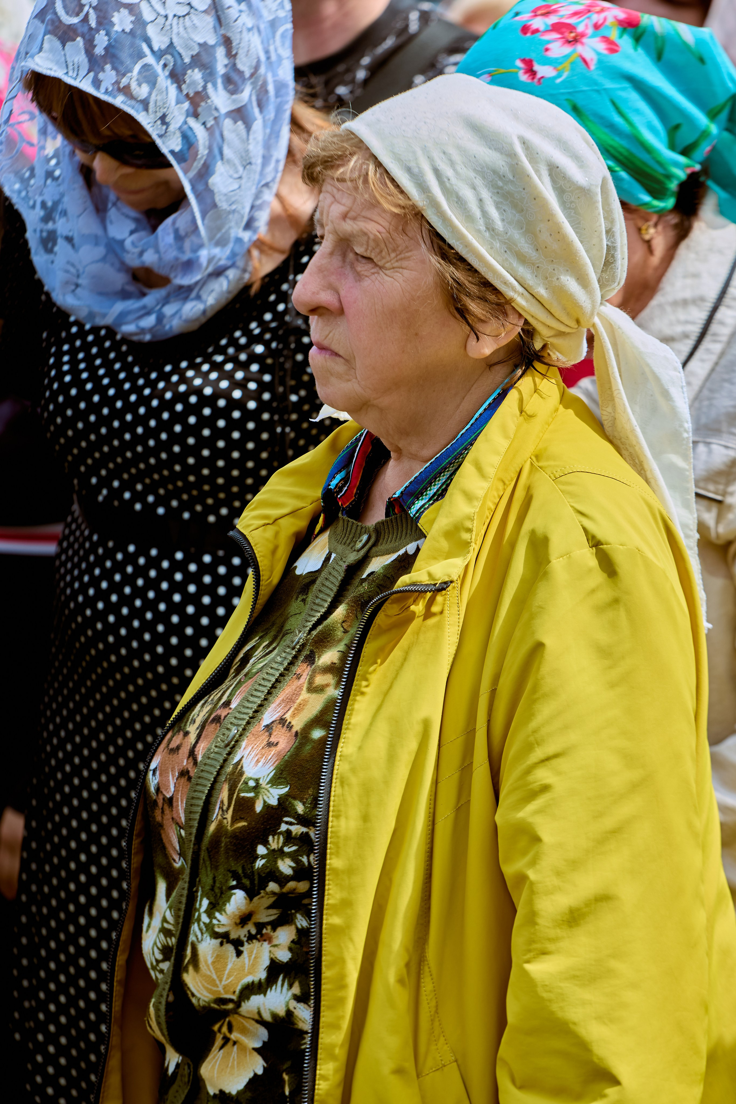 Женский портрет на молебне у храма в день крестного хода в Дзержинске