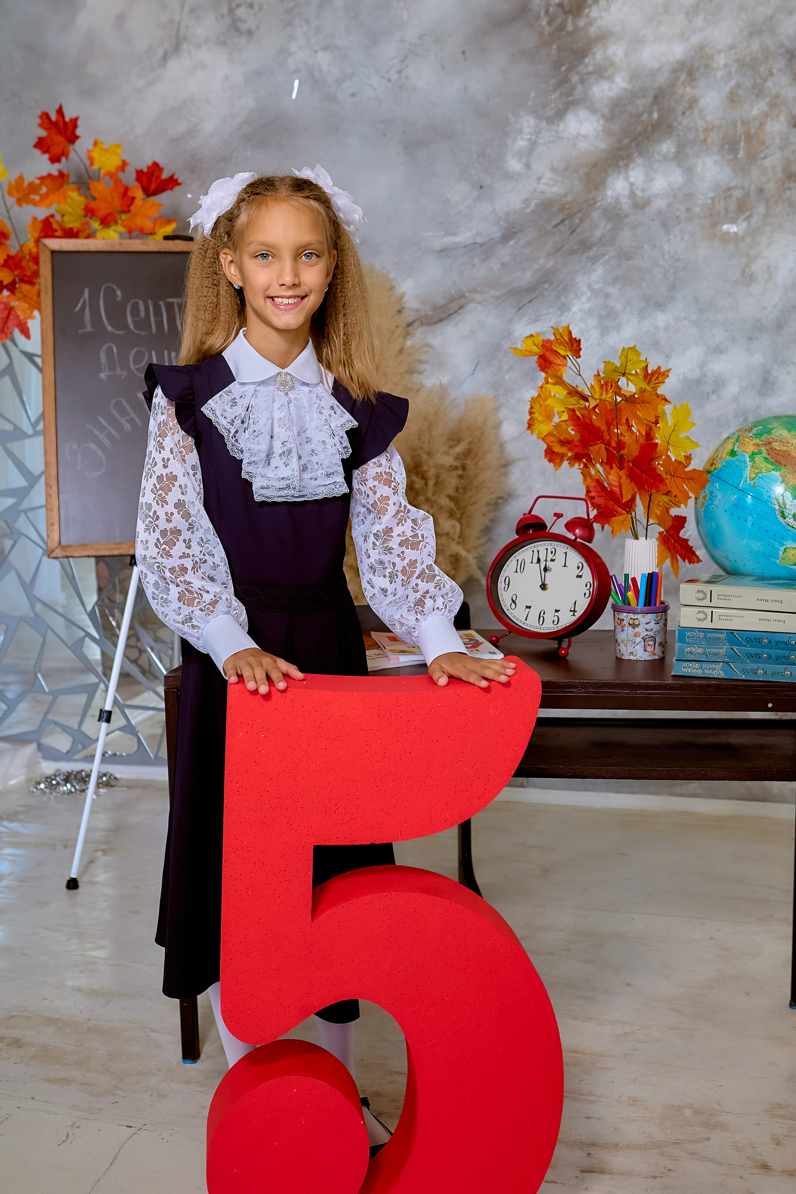 Школьная фотосессия к дню знаний. Девочка с цифрой пять