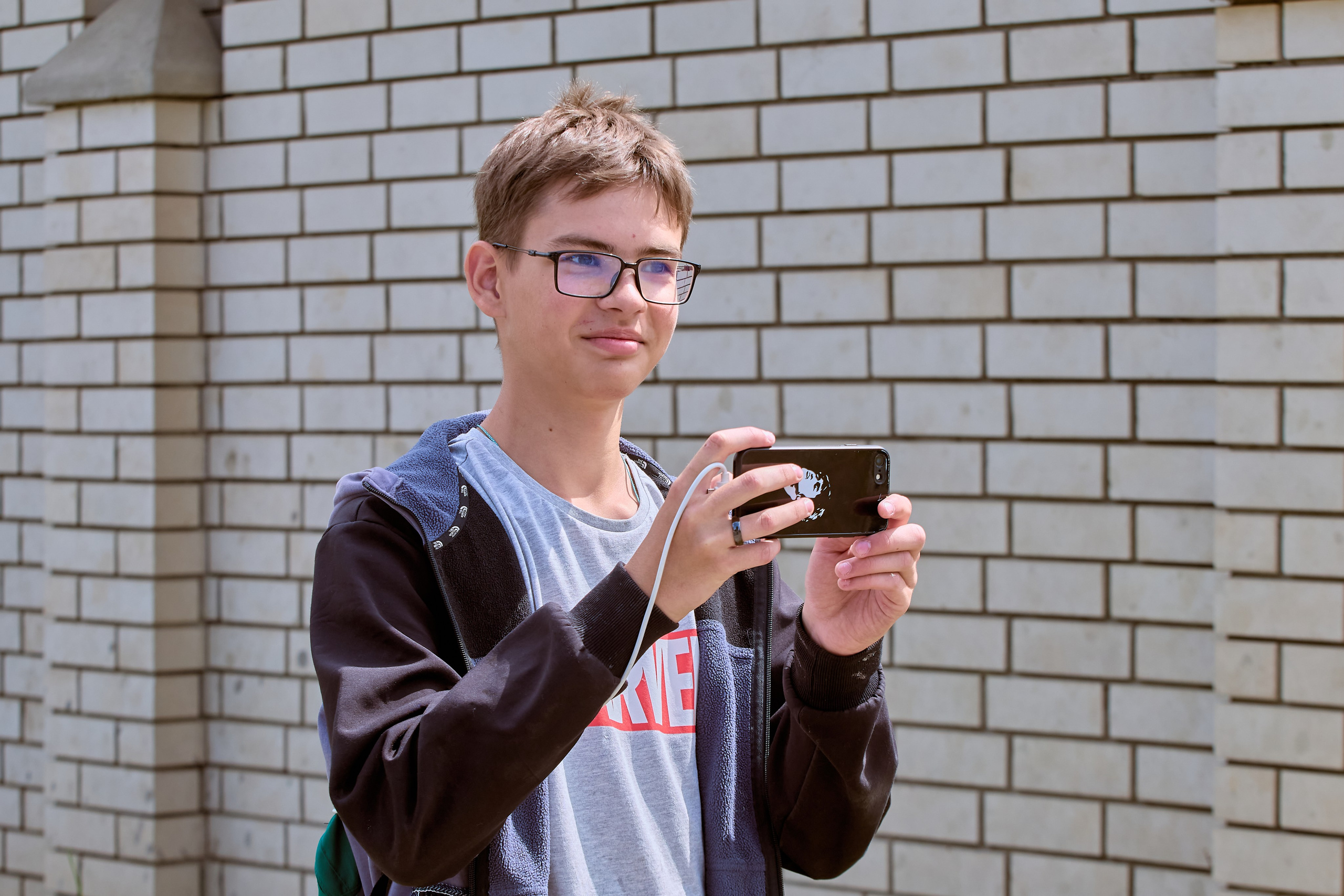 Крестный ход в Дзержинске портрет юного фотографа с телефоном