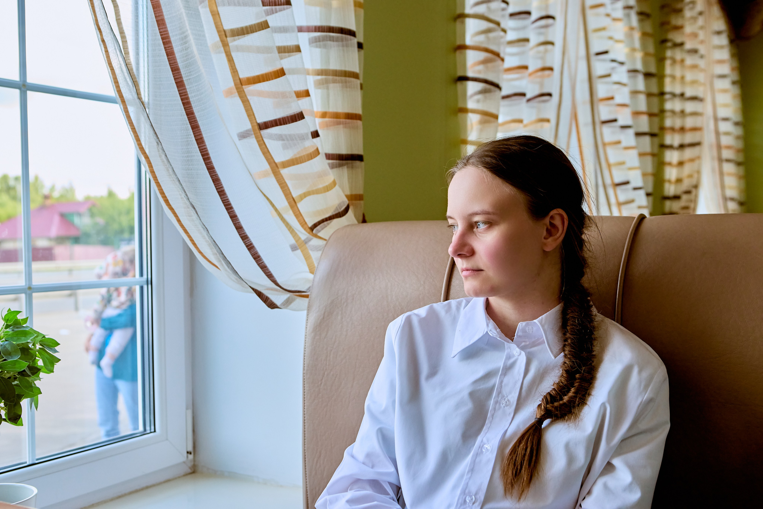 Девушка смотри в окно дорожная фотосессия г Мстера