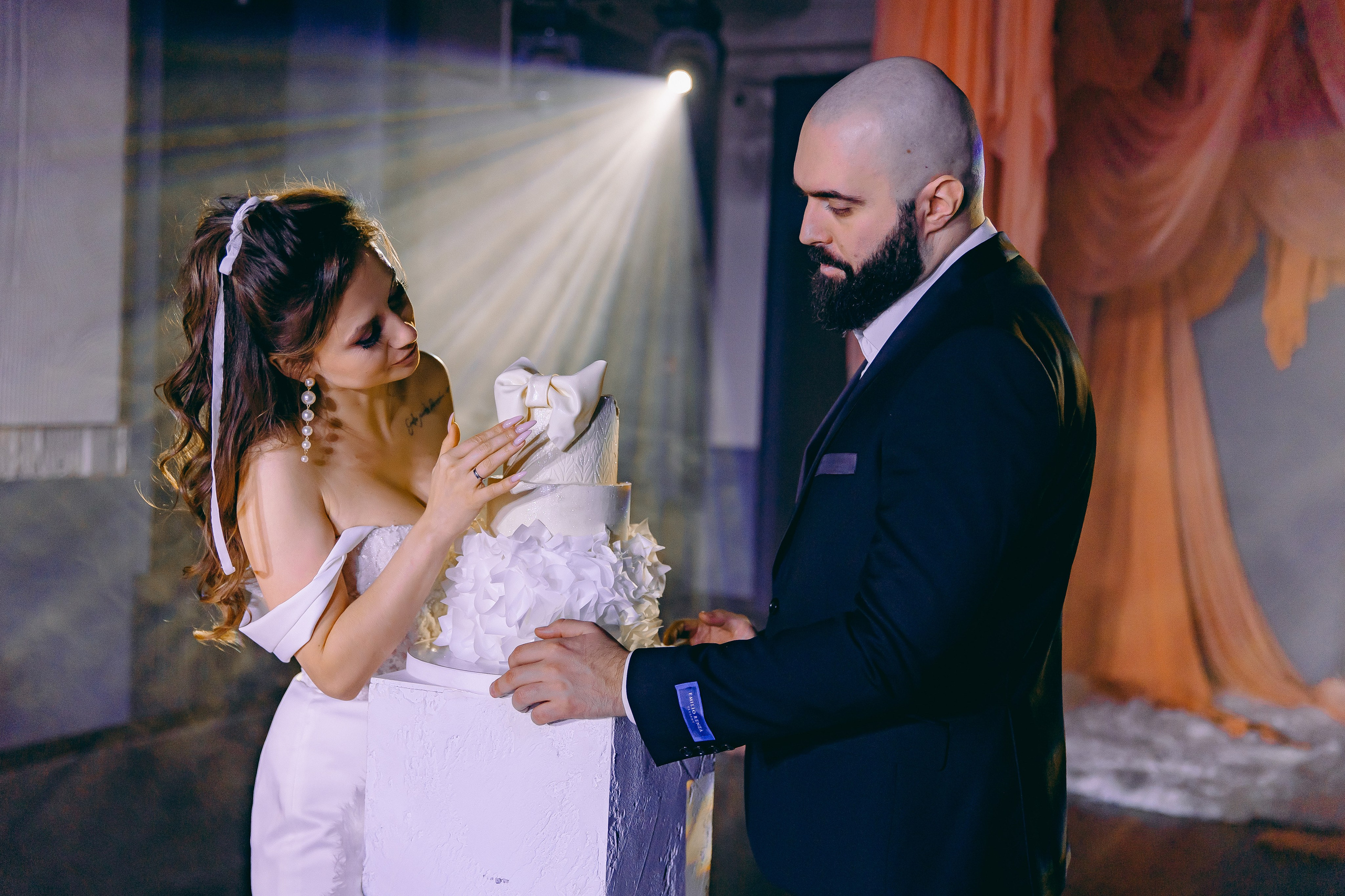 История торта Олеси и Владимира. Свадебный и семейный фотограф в Рязани Саша Крутых