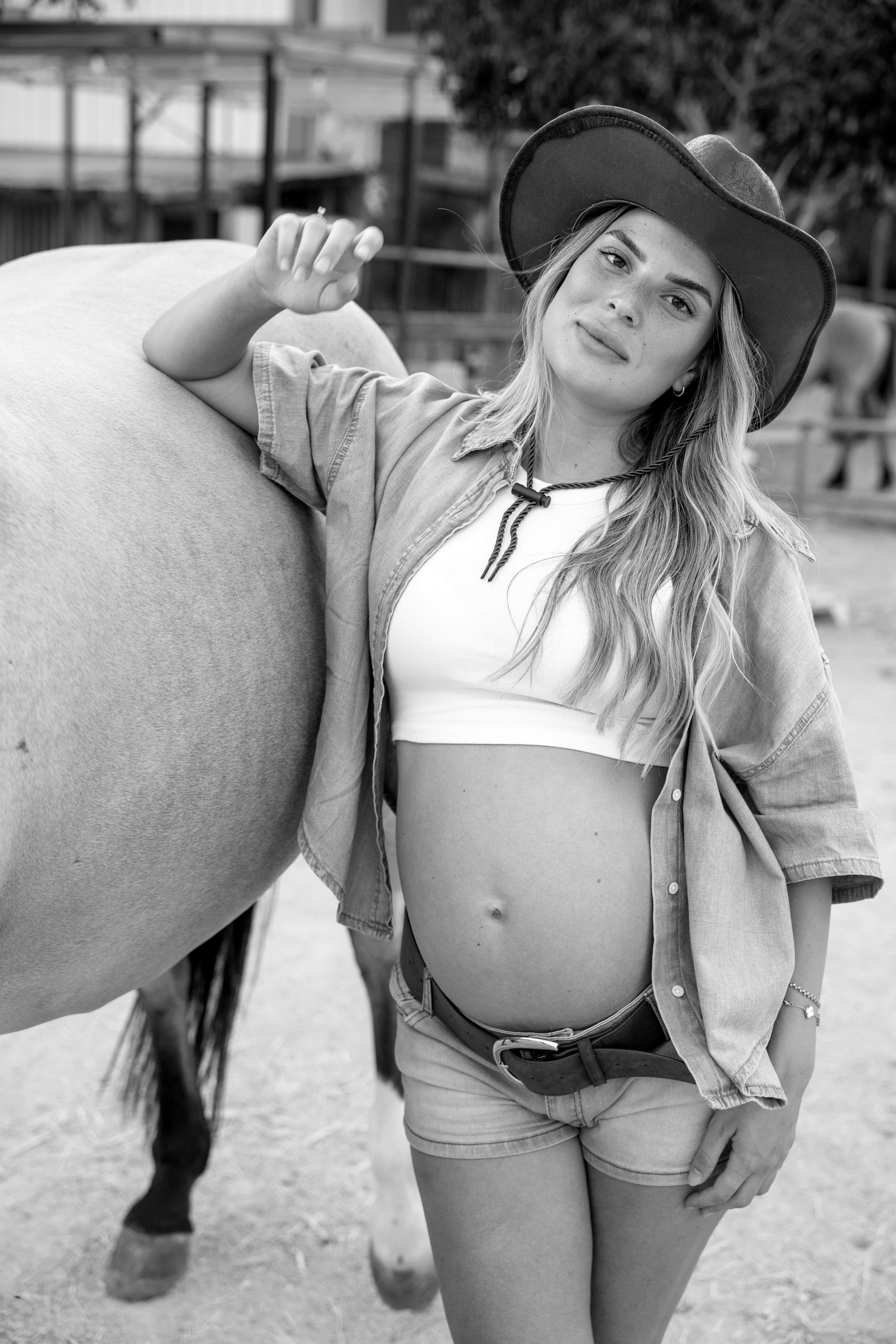 Pregnancy photoshoot at the horse farm. Главная