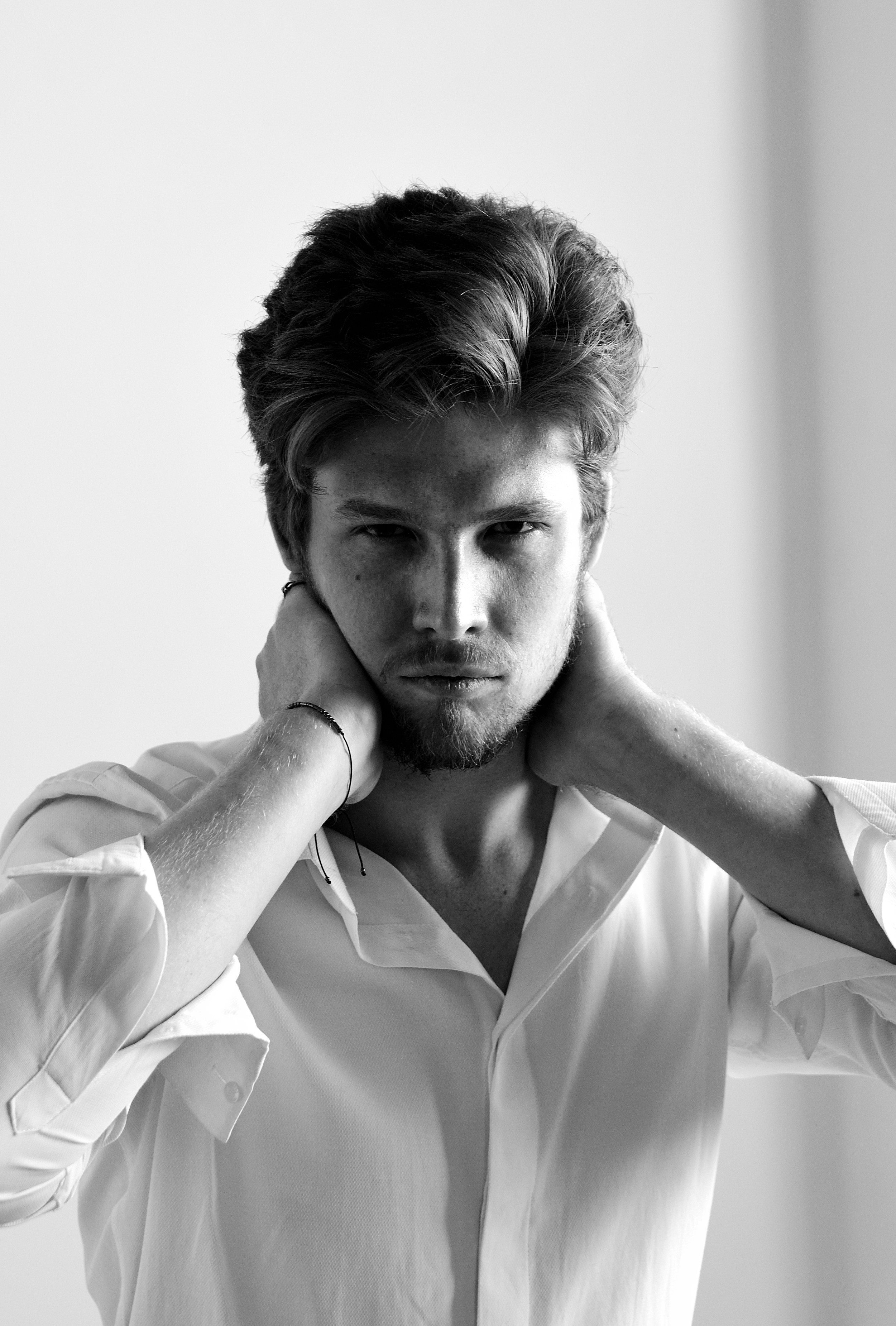 Владислав. Студийная съемка от окна