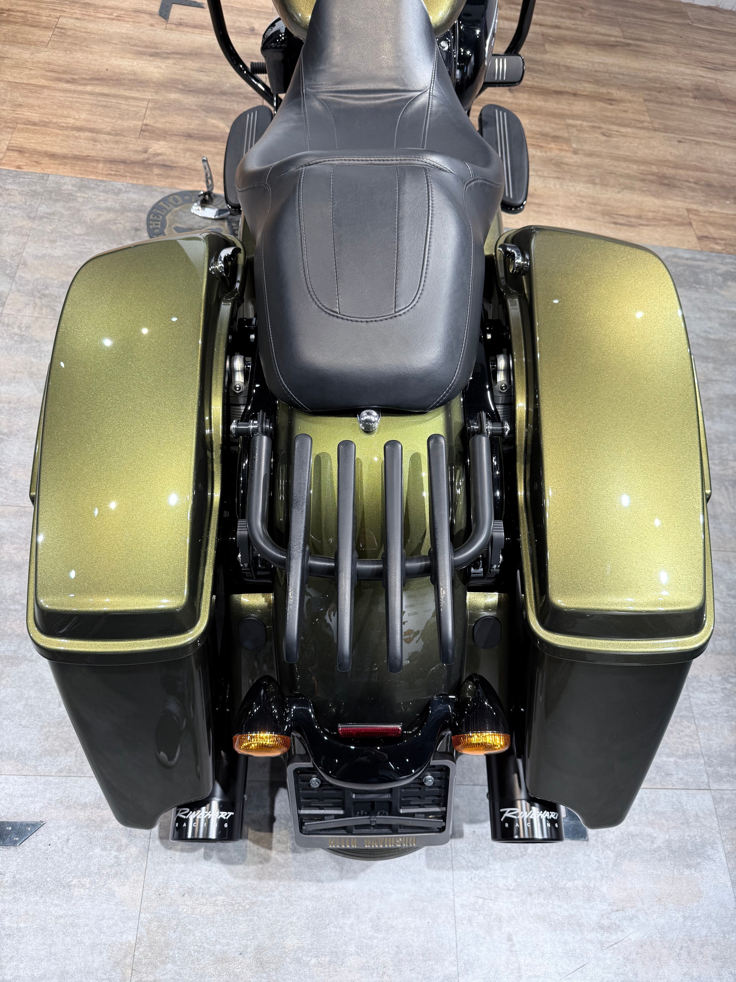 Купить Harley-Davidson 2017 Road King (Olive Gold) (Touring) — подробнее на сайте. Hello Davidson, Москва. Только хорошие мотоциклы…