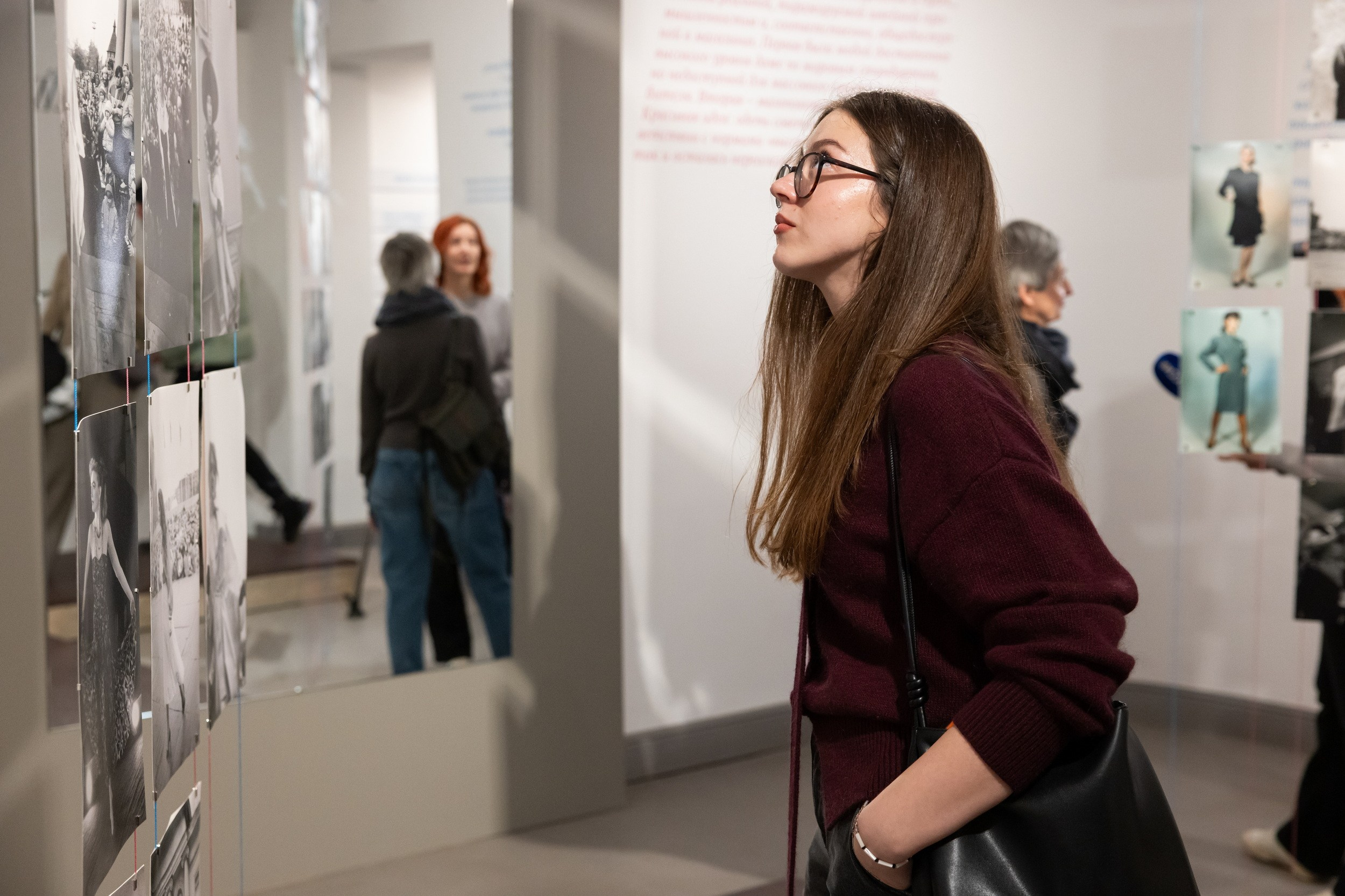 Вернисаж выставки «Между строчками. Швейное мастерство и модная индустрия в Туле 1970-1990-х» в Доме Крафта (28 ноября 2025). Репортажный фотограф Алексей Пирязев