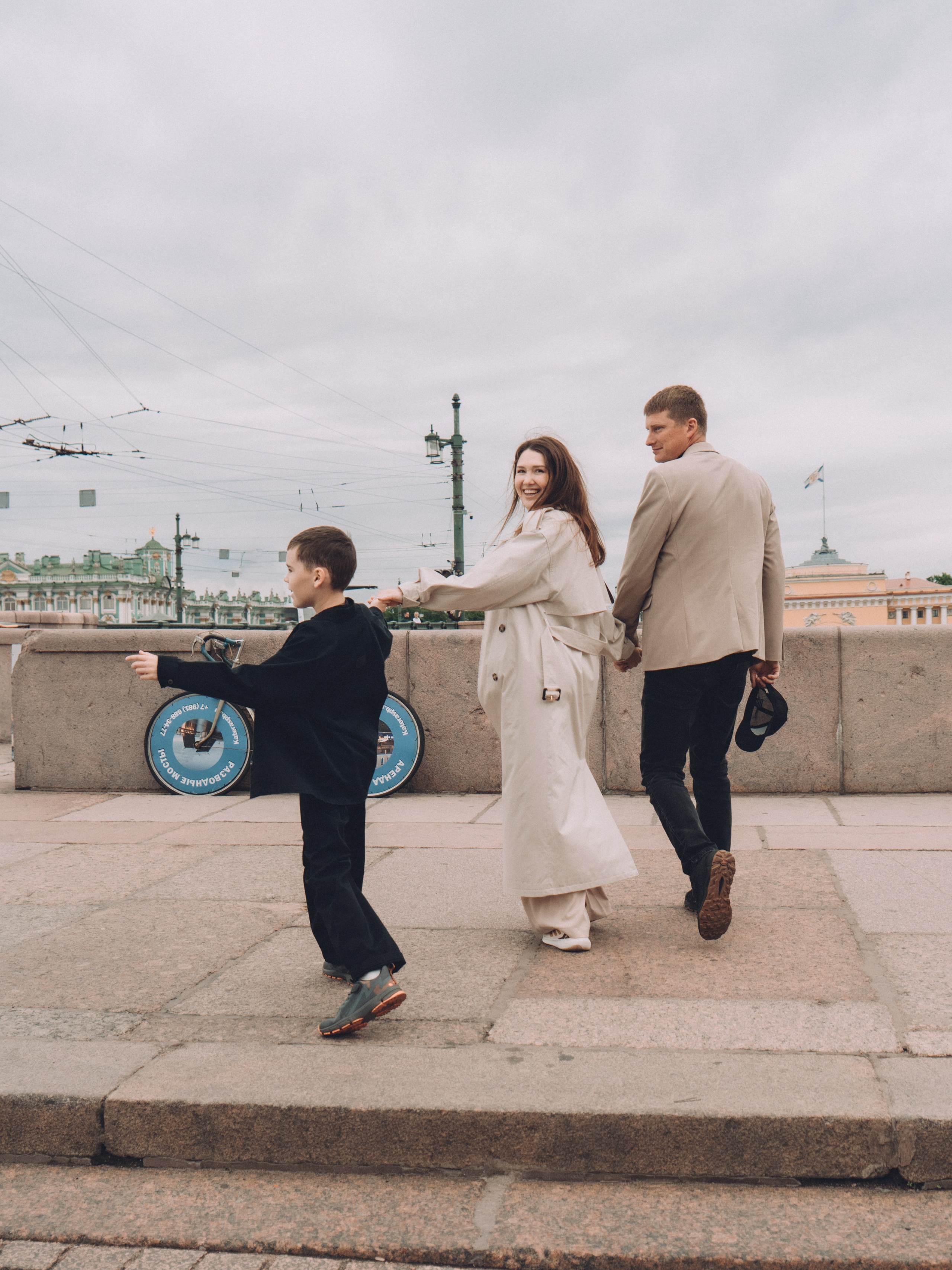 Семейная фотосессия на прогулке по городу Петербургу. Светлана Гопанюк. Портретный фотограф. Санкт-Петербург. СПб