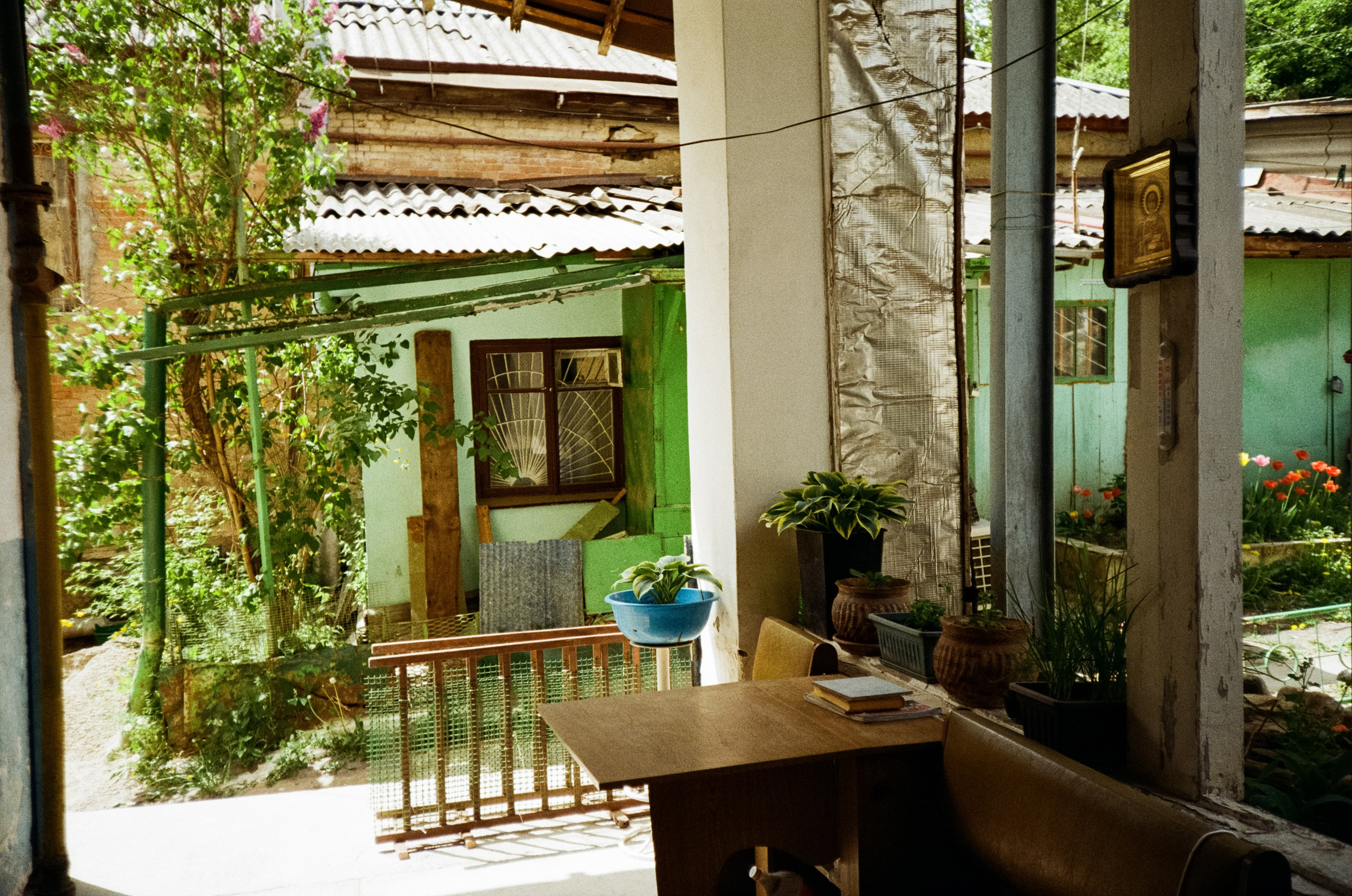 Дворик на Гагарина и Нарзанная галерея. Аллеи Кисловодска. Фотограф-документалист Мария Осокина