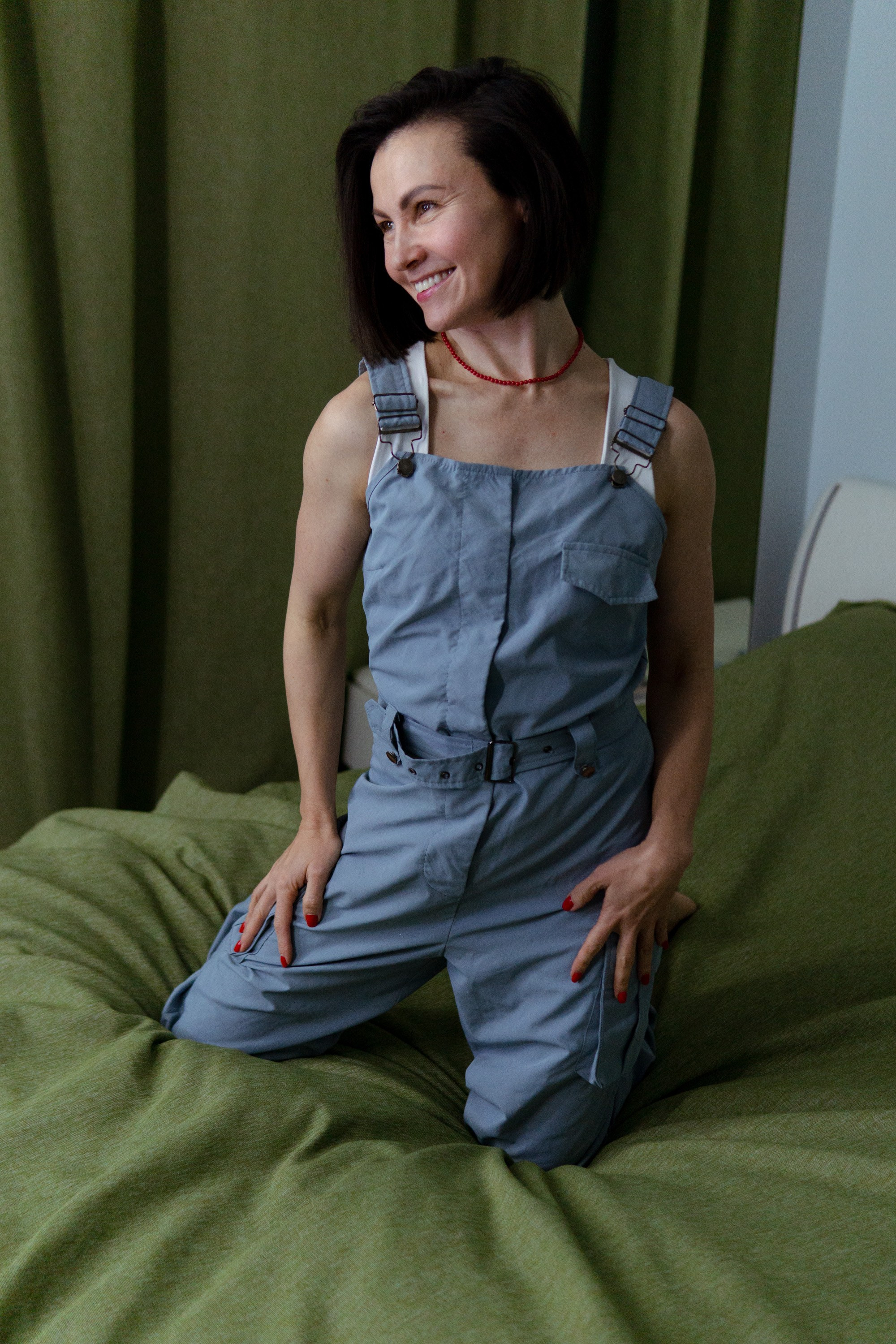 девушка позирует