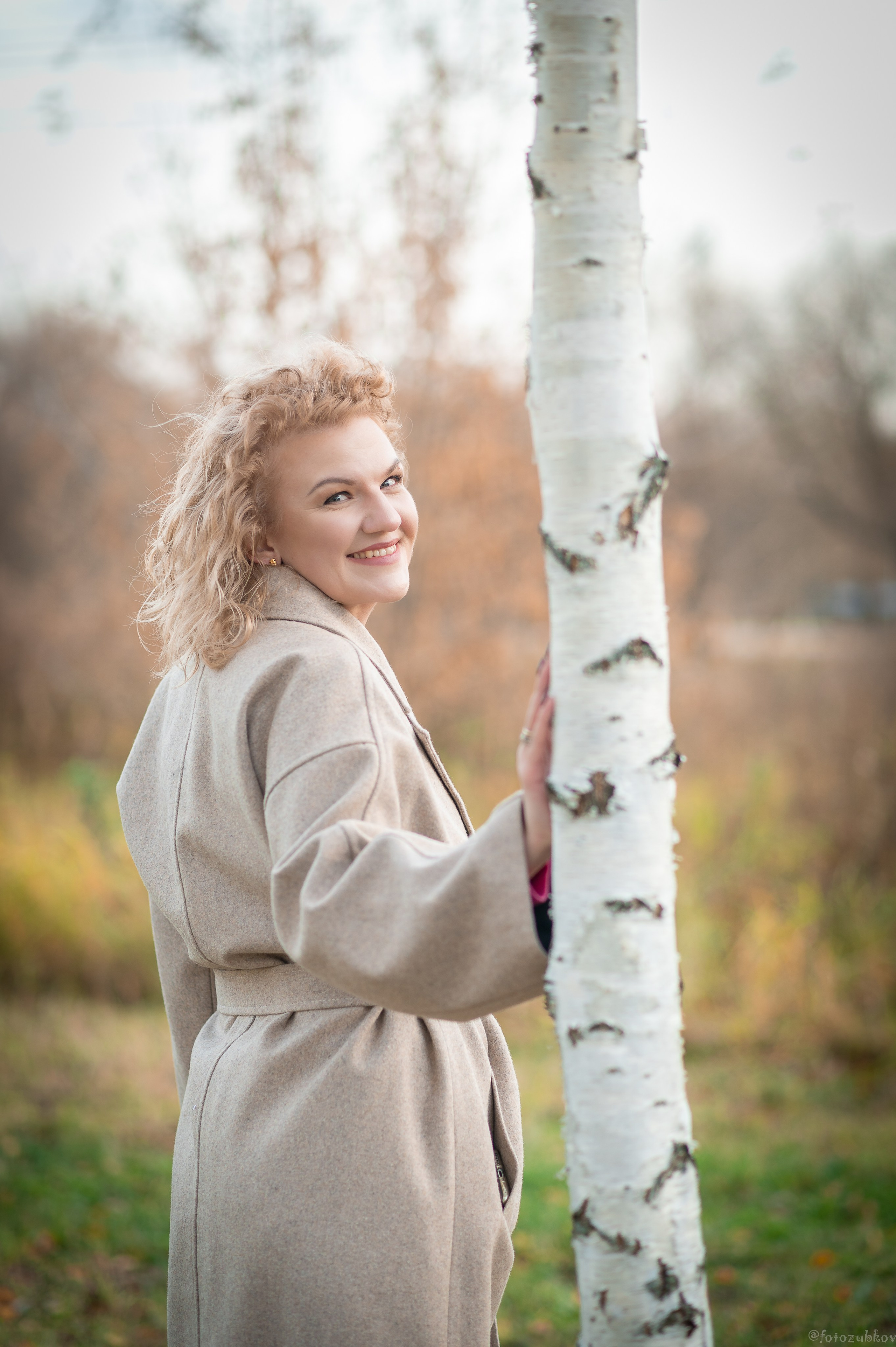 Лучезарная девушка в березках