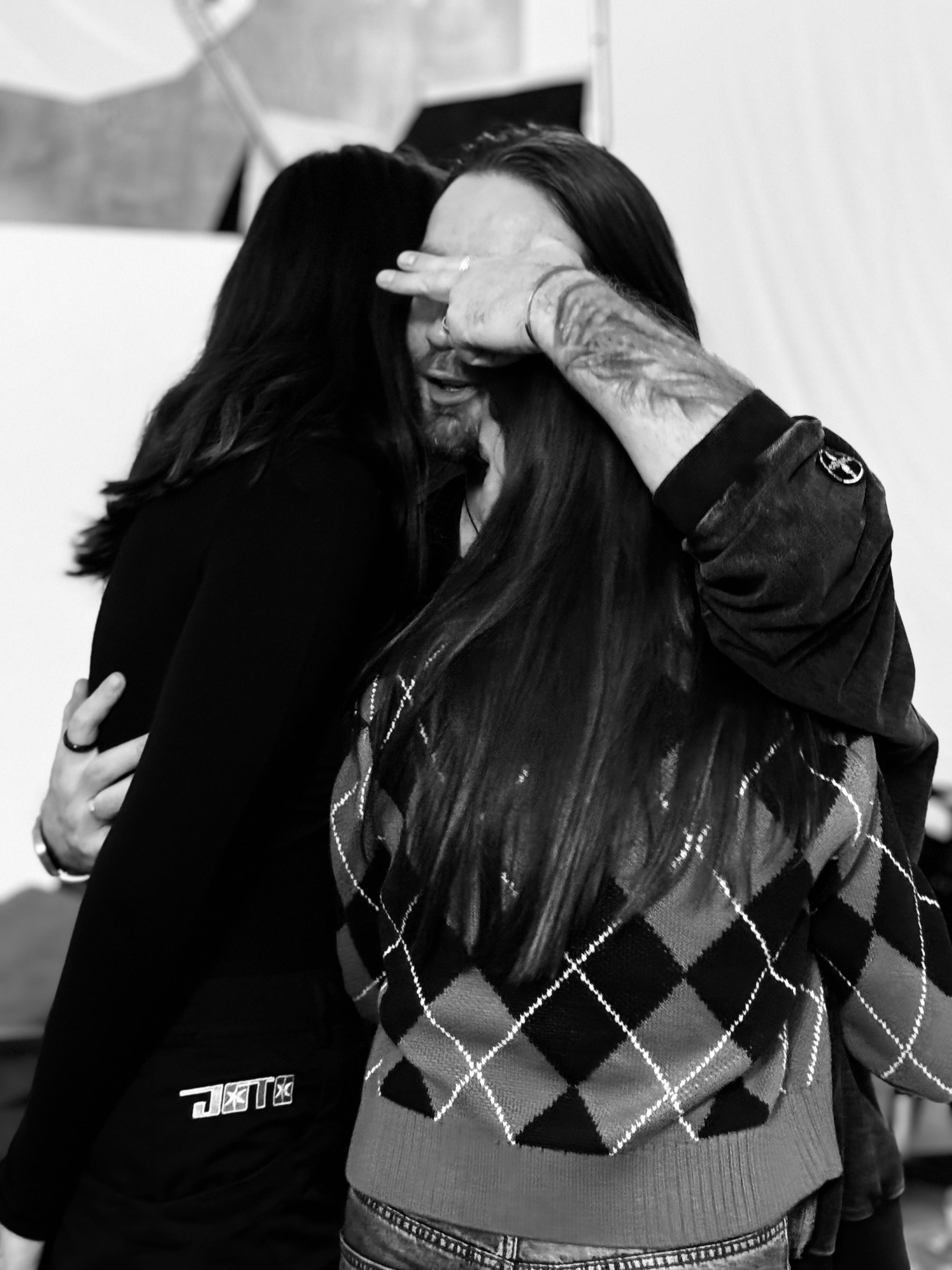 Спонтанный момент общения команды на площадке