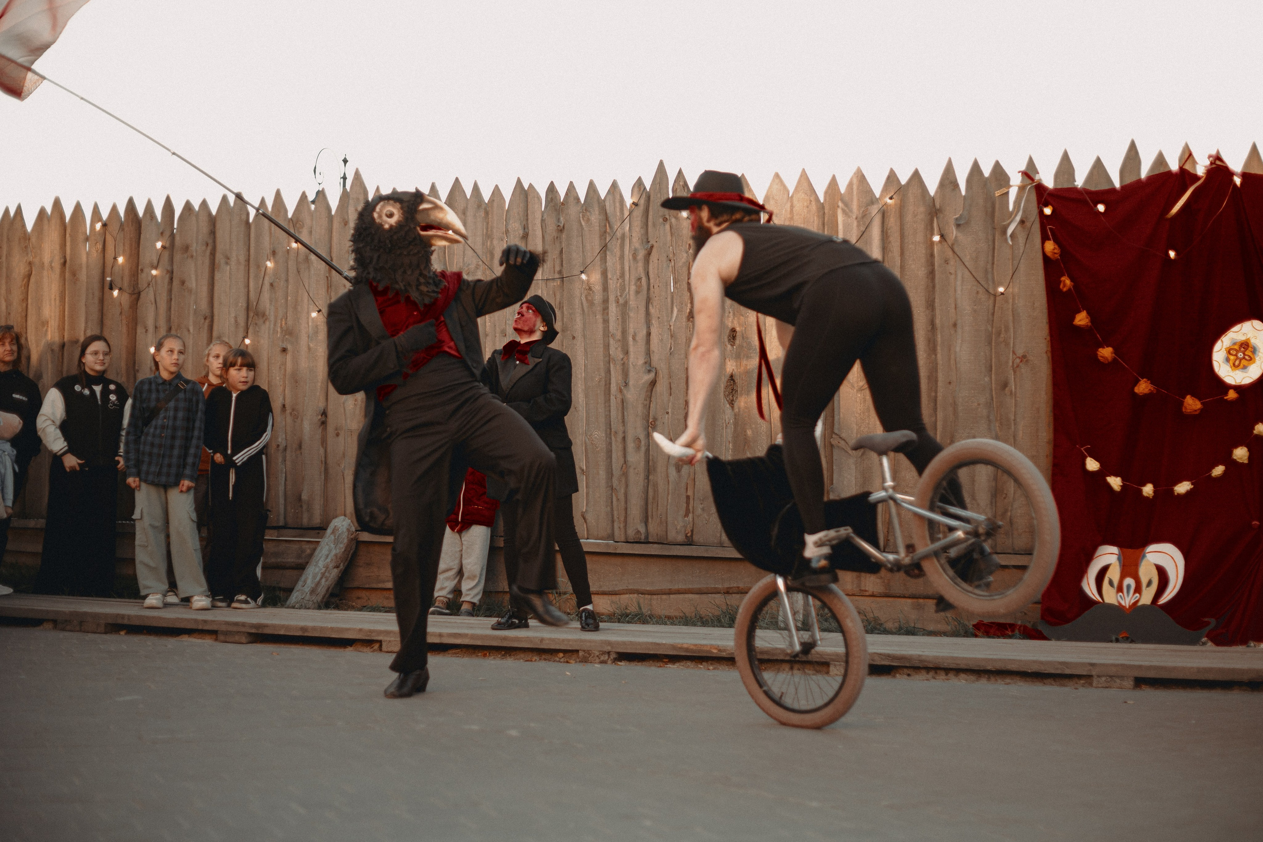 Спектакль «Куриное кабаре» от Свободного молодежного театра | Тобольск. Арт-фотограф Крис Л. в Тобольске: портрет, семейные, свадьбы