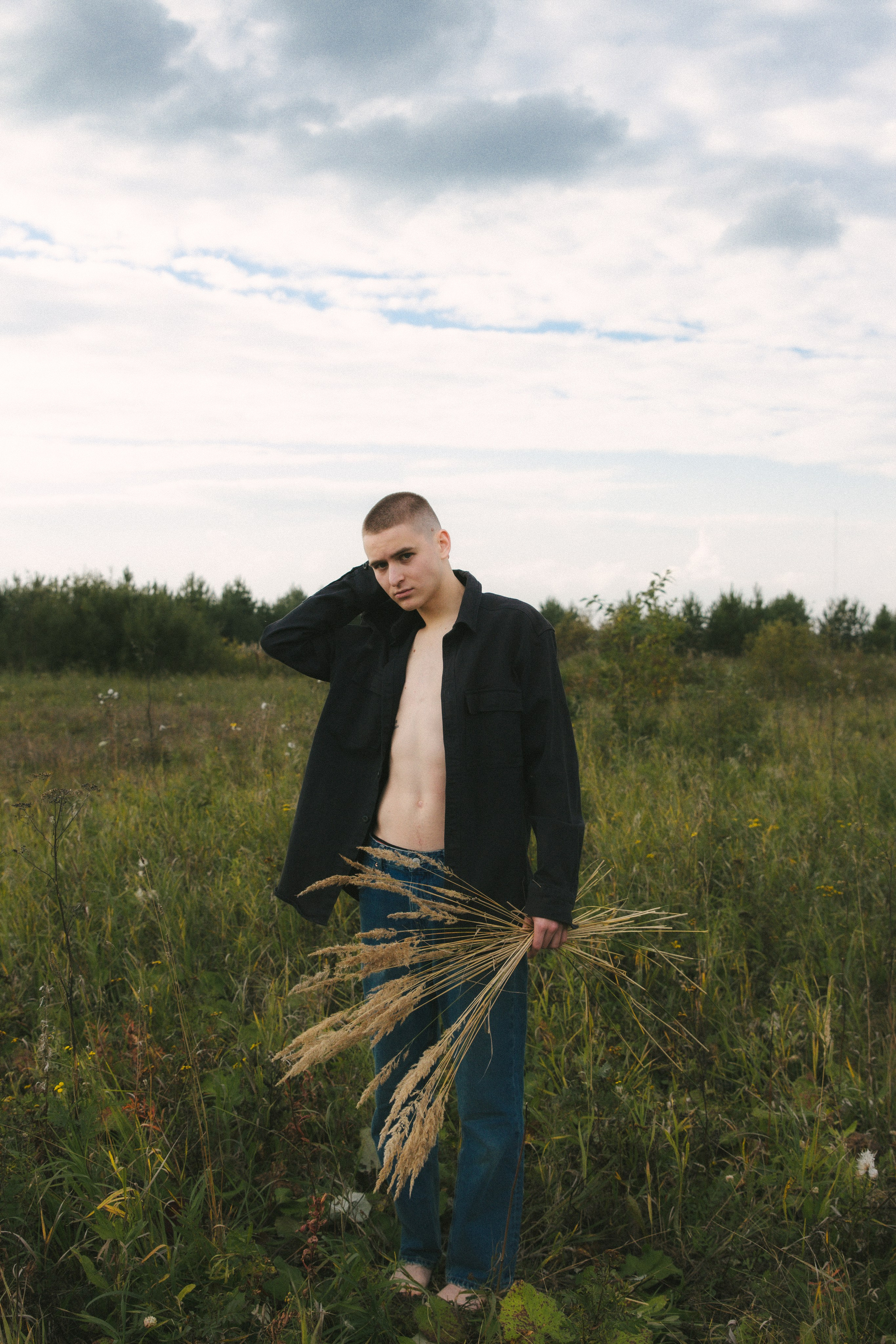 Никита в поле. Фотограф Настя Булочка Екатеринубрг