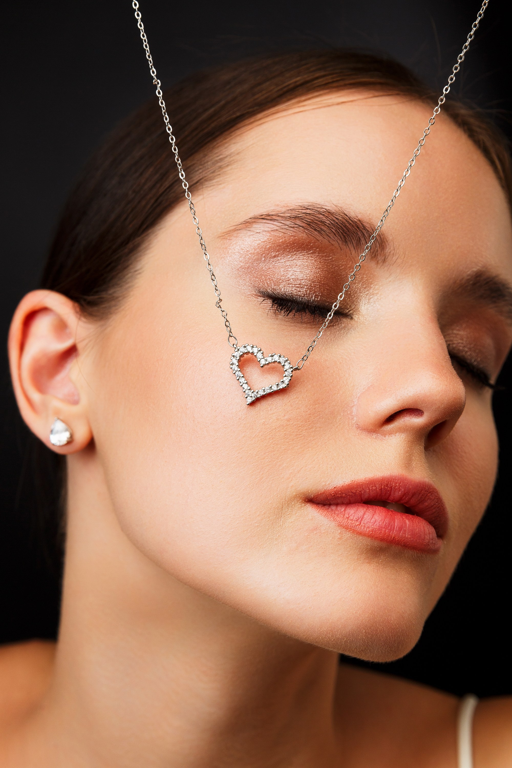 Рекламная фотосъёмка ювелирных украшений и драгоценных камней. Предметная фотосъемка ювелирных украшений. Профессиональный фотограф в Санкт-Петербурге для ювелиров. Студийная фотография. Ювелирный фотограф Сергей Пушкин. Фото для рекламы.  Product photographer in Saint-Petersburg, Russia. Gems photo. Фотосессия в студии в спб. Фотосессия украшений и бижутерии. Фотограф в студии в спб для украшений. 