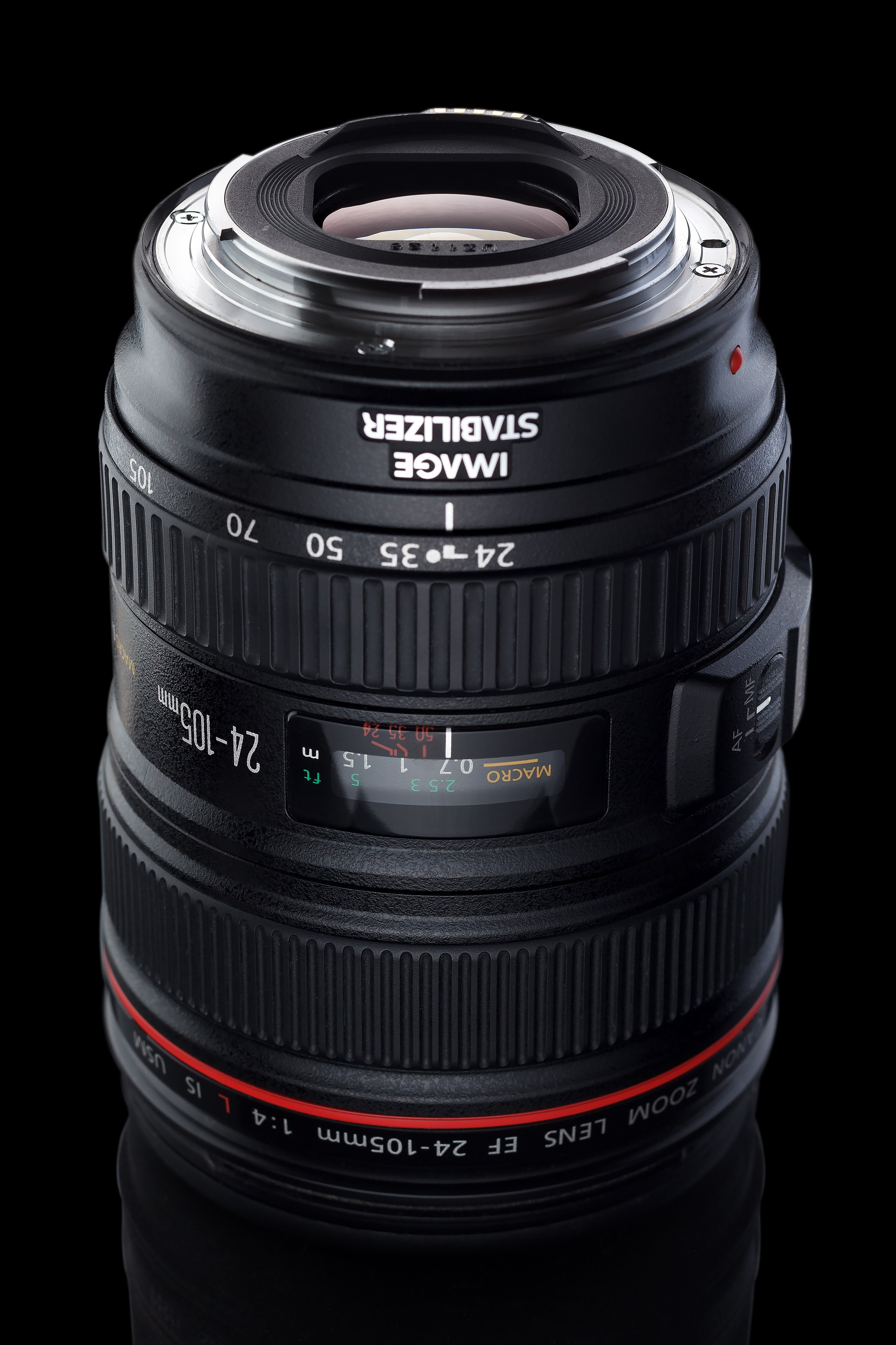 Объектив Canon EF 24-105 L 4 чёрный фон предметное фото