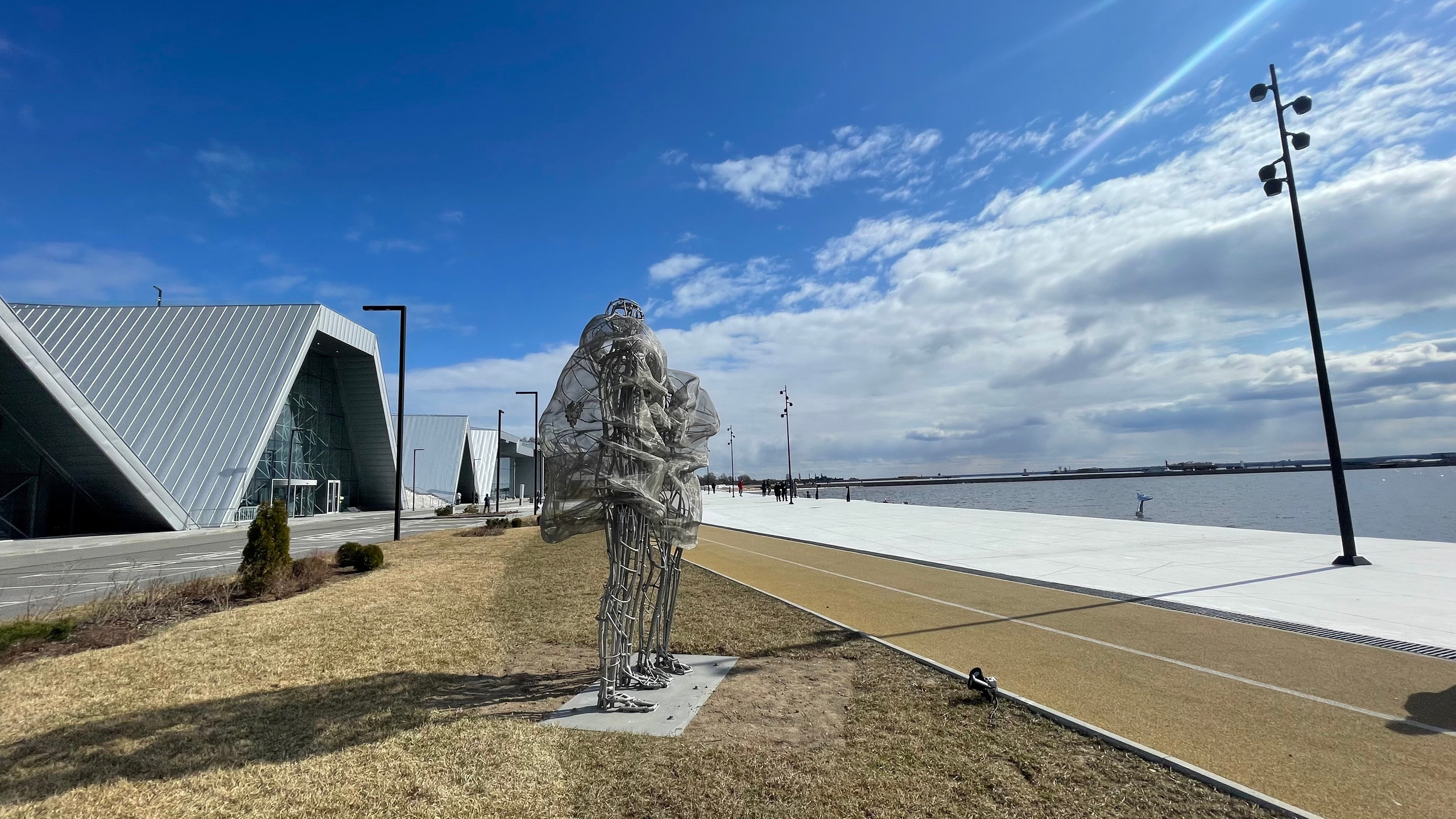 Вдвоем / СПб / Кронштадт / парк «Остров Фортов"/ набережная/ 03.2025. Художник — скульптор Антонина Фатхуллина