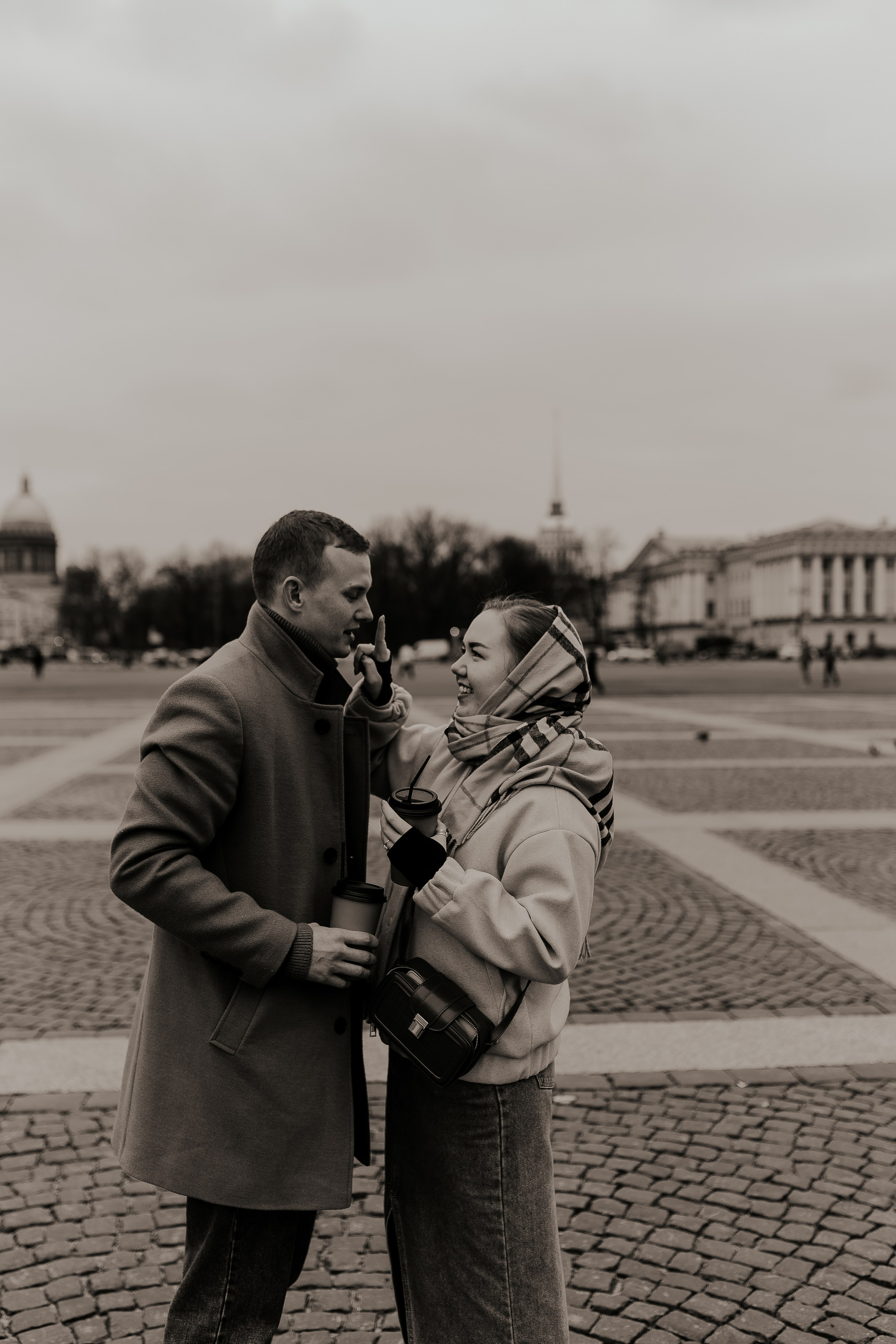 Пара гуляет по Петербургу. Фотограф в Санкт-Петербурге Лиза Семченкова